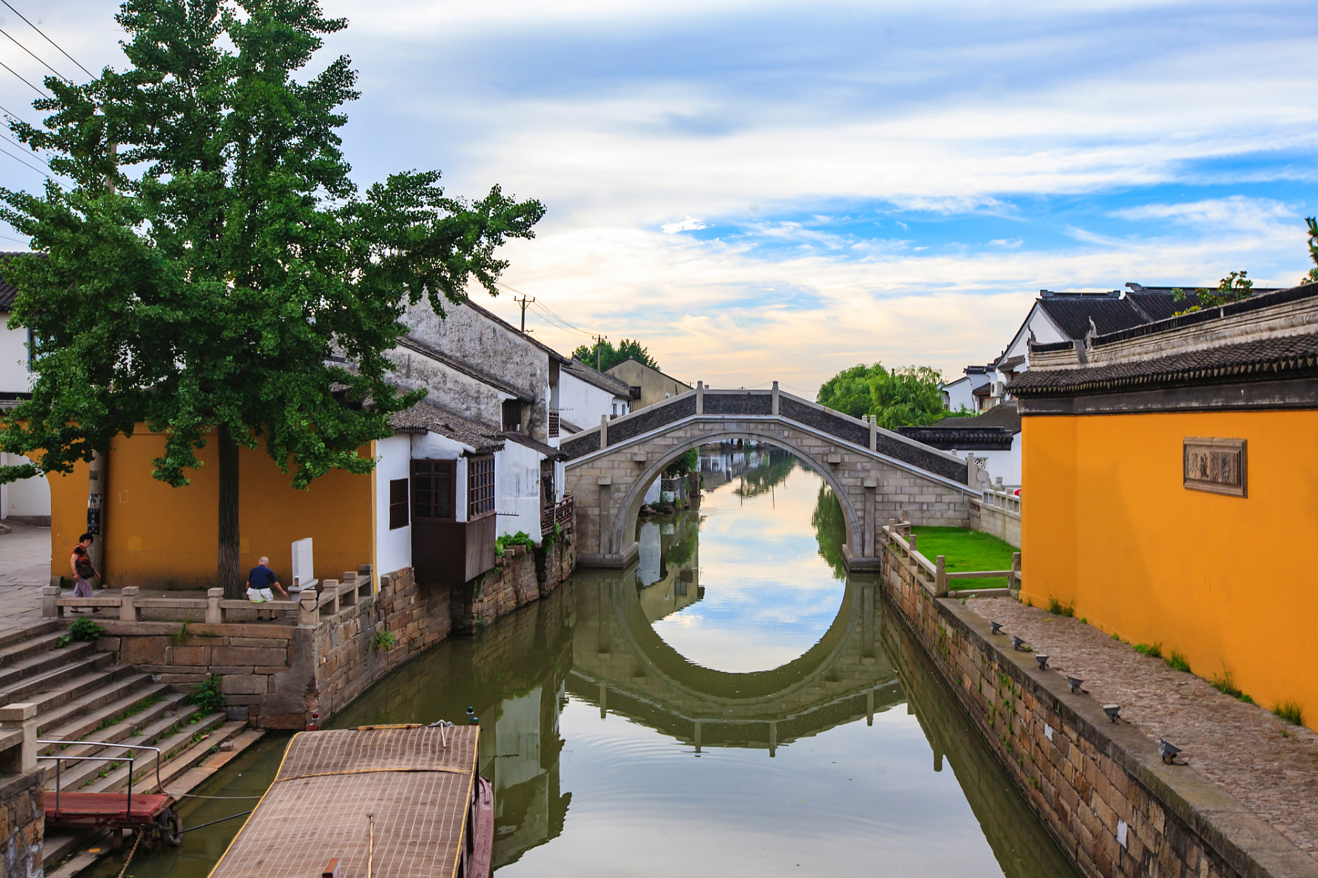 鸣鹤古镇,坐落在白洋湖旁,与五磊山风景区相邻,呈现出山水相依的绝美