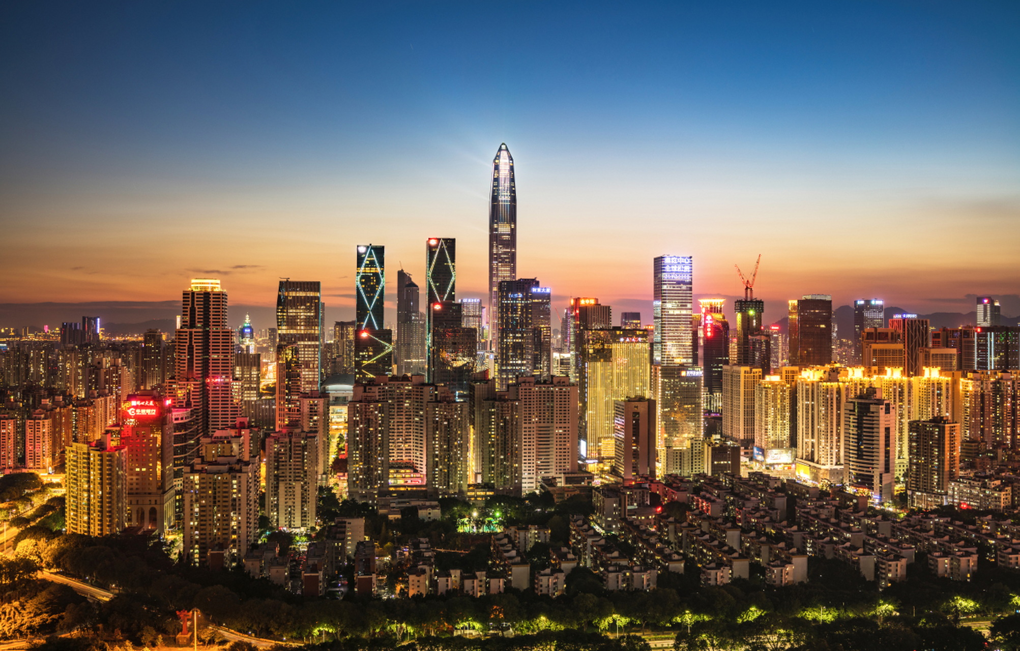 深圳是一座充满活力和魅力的城市,拥有丰富的历史和自然景观.