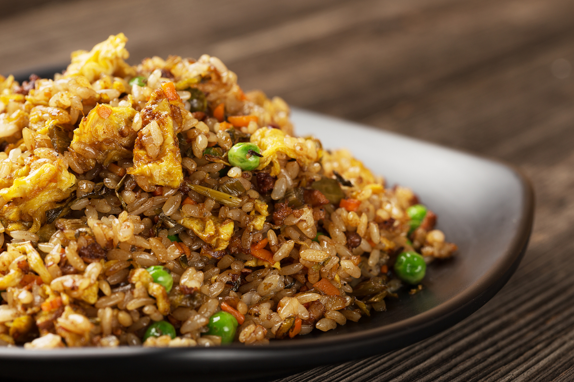 家常菜美食教程# #晒出今天的好天气# 以下是一份酸菜牛肉炒饭的简易
