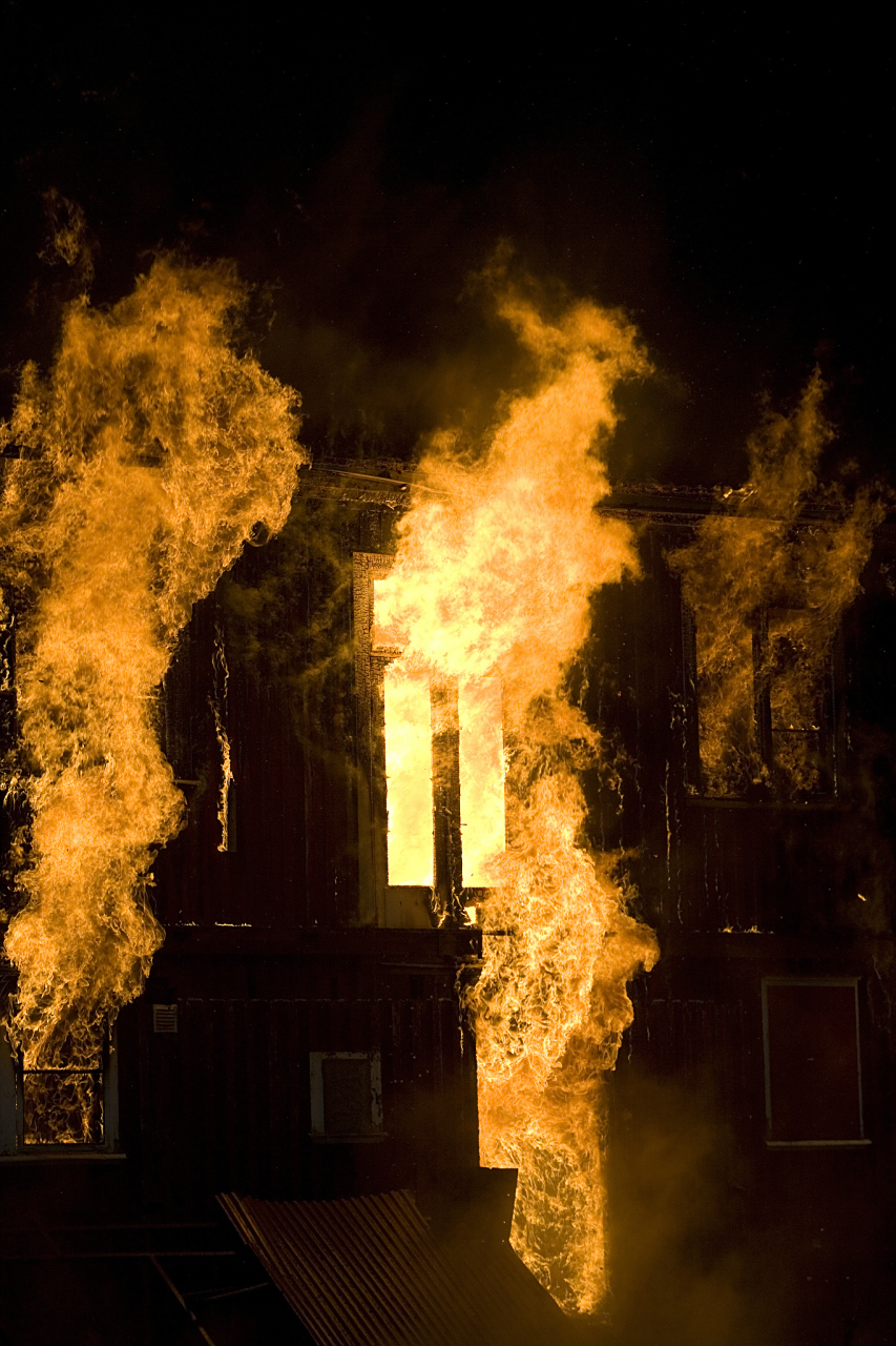 山东高密,2023年8月13日,一场意外的燃气闪爆事故震惊了整个城市.