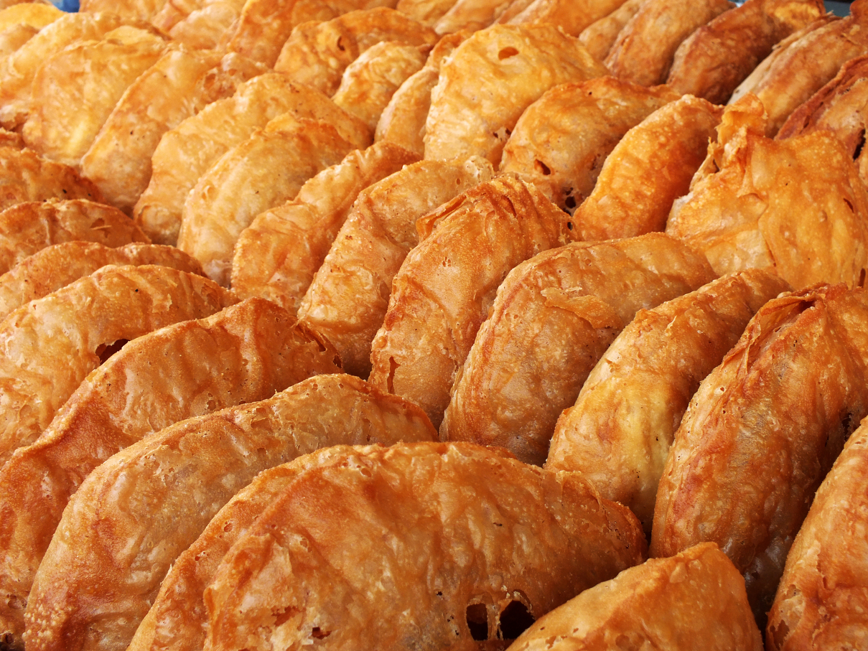 油酥是一种常见的中式点心,通常用于制作月饼,麻花等.以下是油酥的制