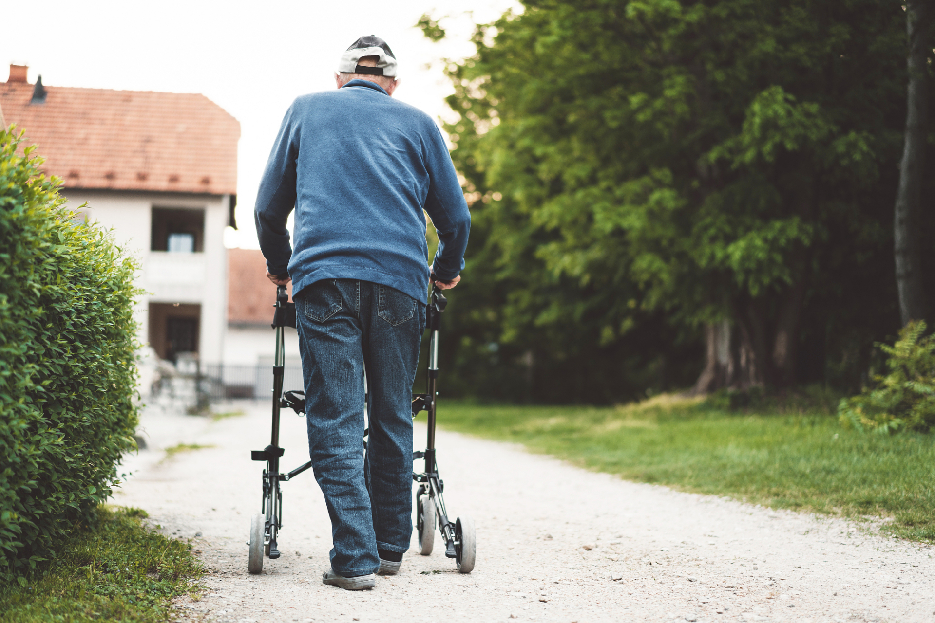 脑梗偏瘫后,如何进行走路的康复锻炼?