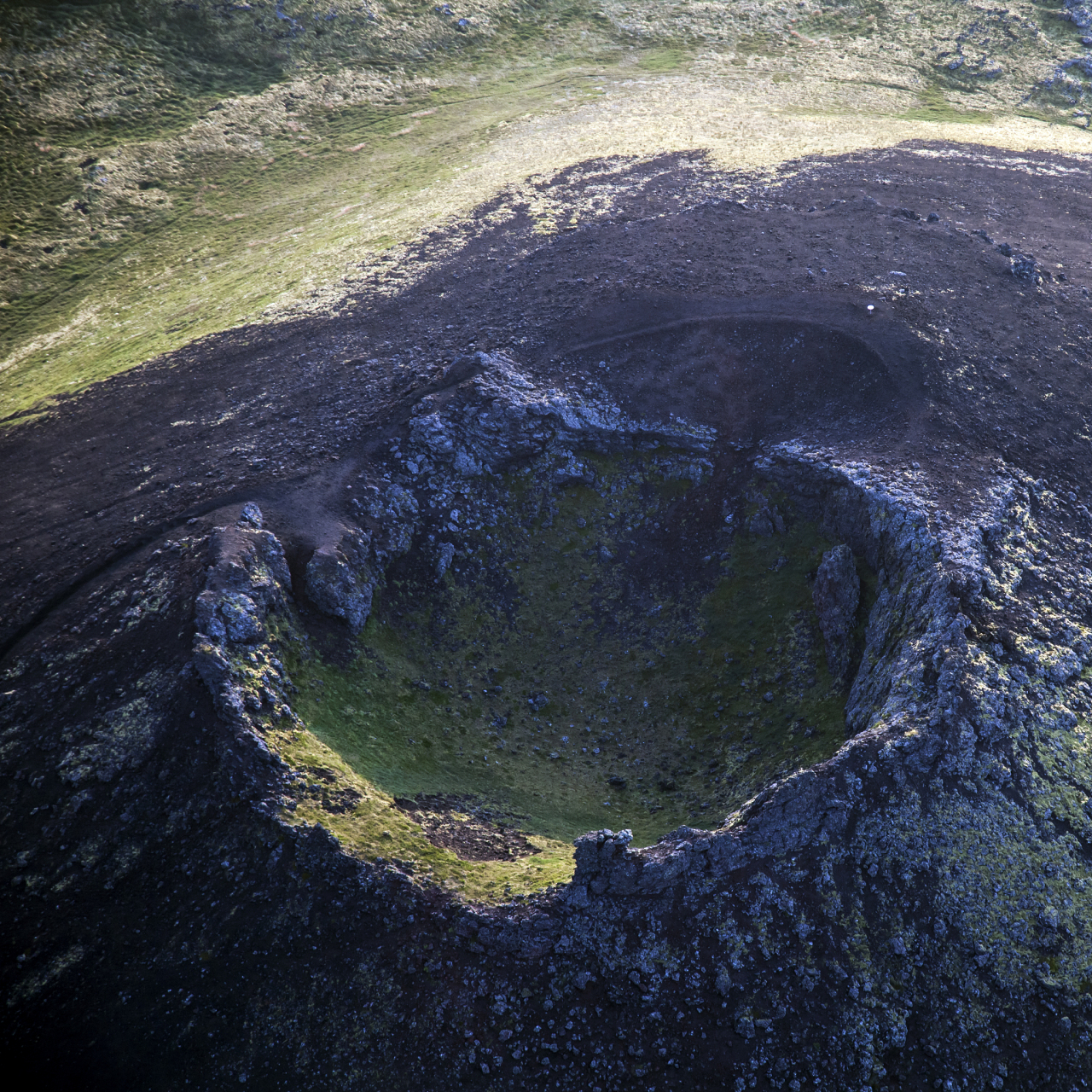 陨石坑是在行星表面上形成的圆形或椭圆形凹坑,通常是由陨石撞击造成