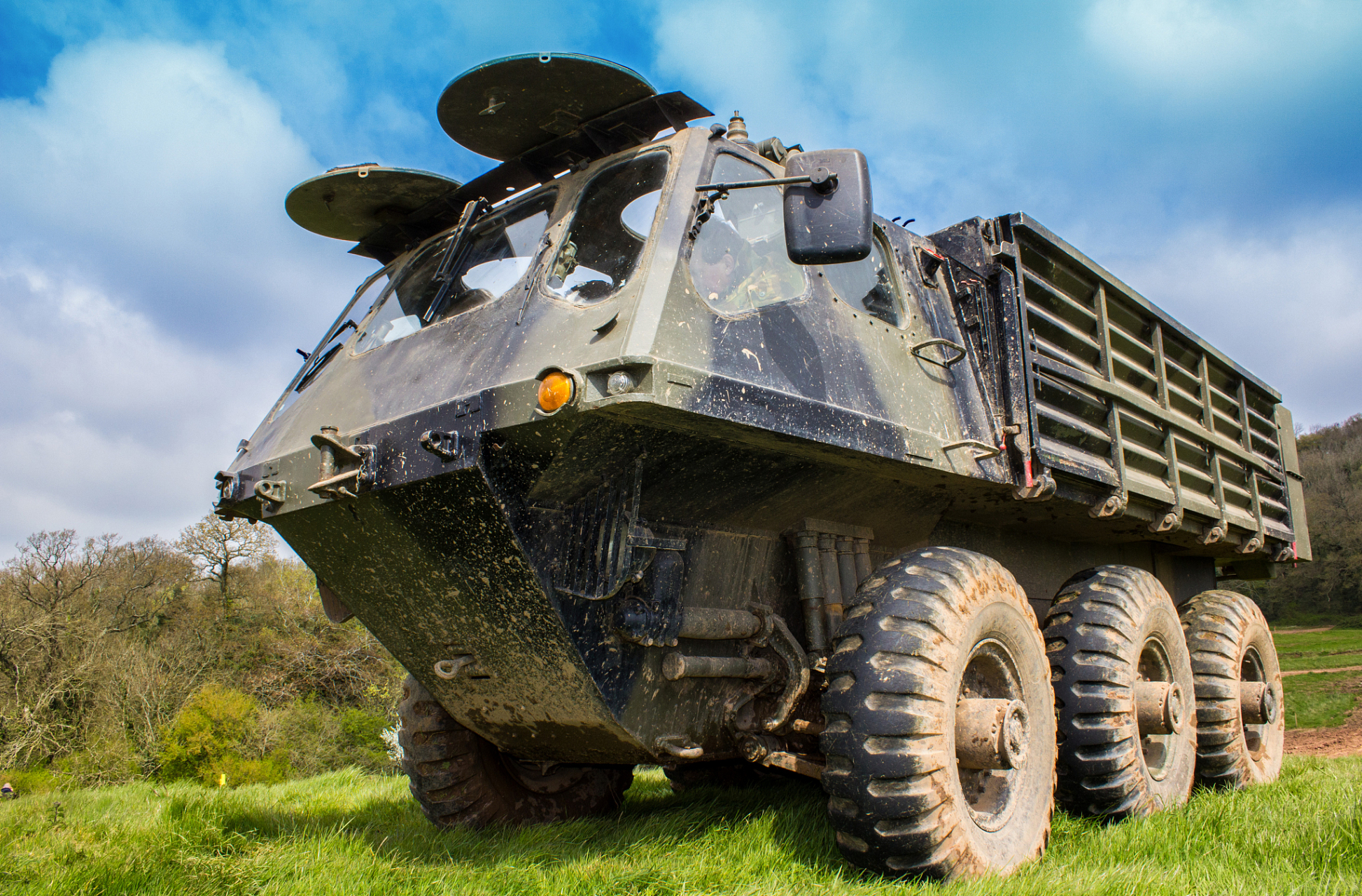 美国提供给乌克兰军队的部分斯特赖克轮式战车带有扫雷部件,准备用于