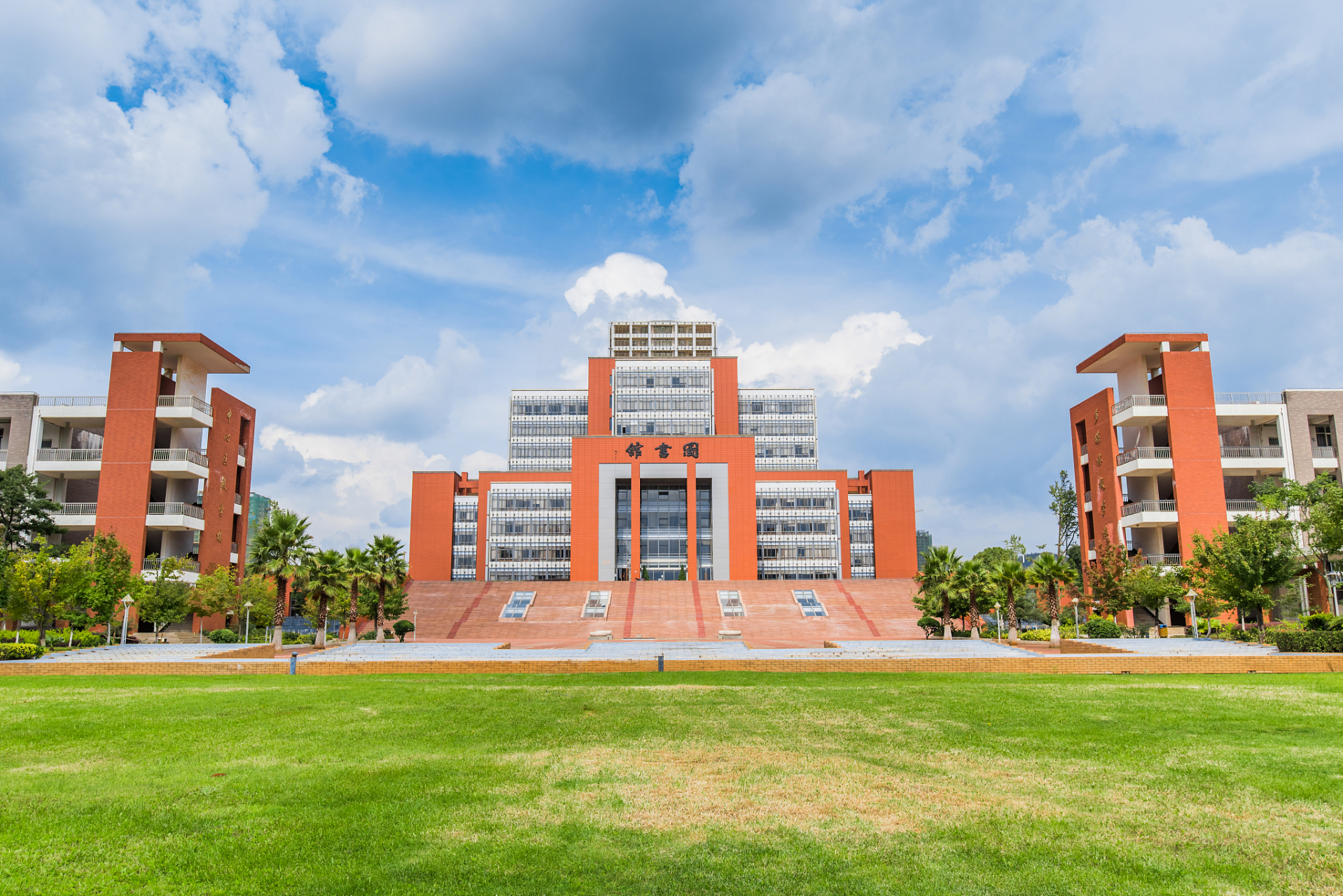这些女生原本期待在云南大学实现自己的梦想,如今却陷入了住宿条件