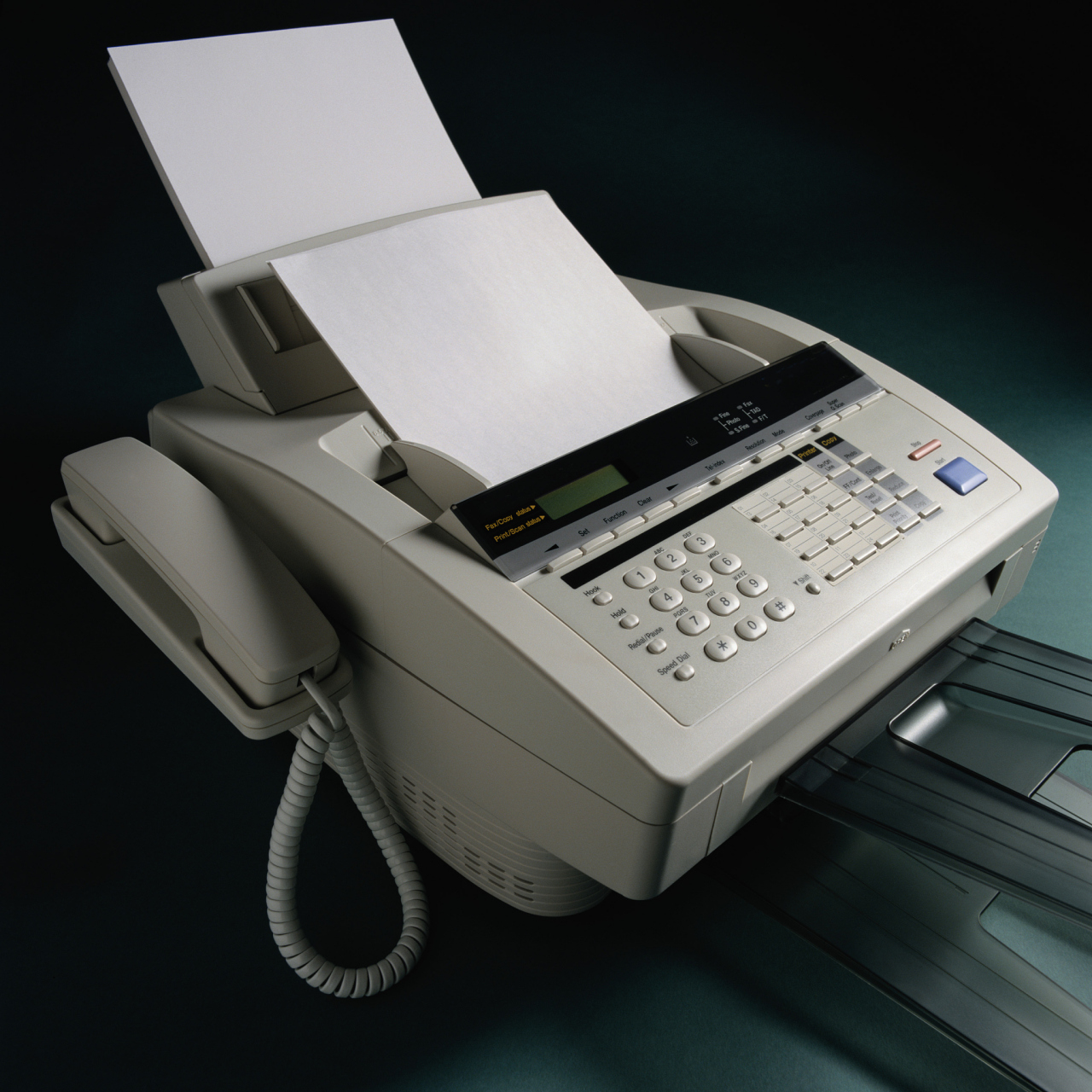 传真机由亚历山大·贝恩在1843年发明,早期使用手写笔和金属表面扫描