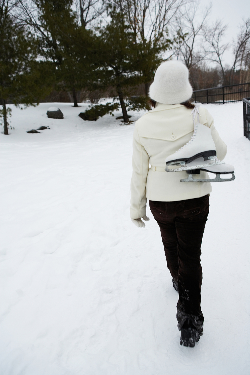 美女穿高跟鞋走雪地图片