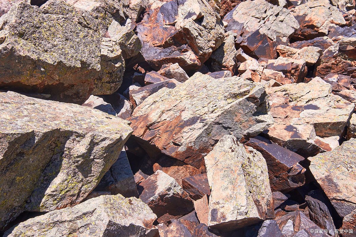 铝矾土开采涉及露天与地下两种方式,依赖现代挖掘机,卡车等设备