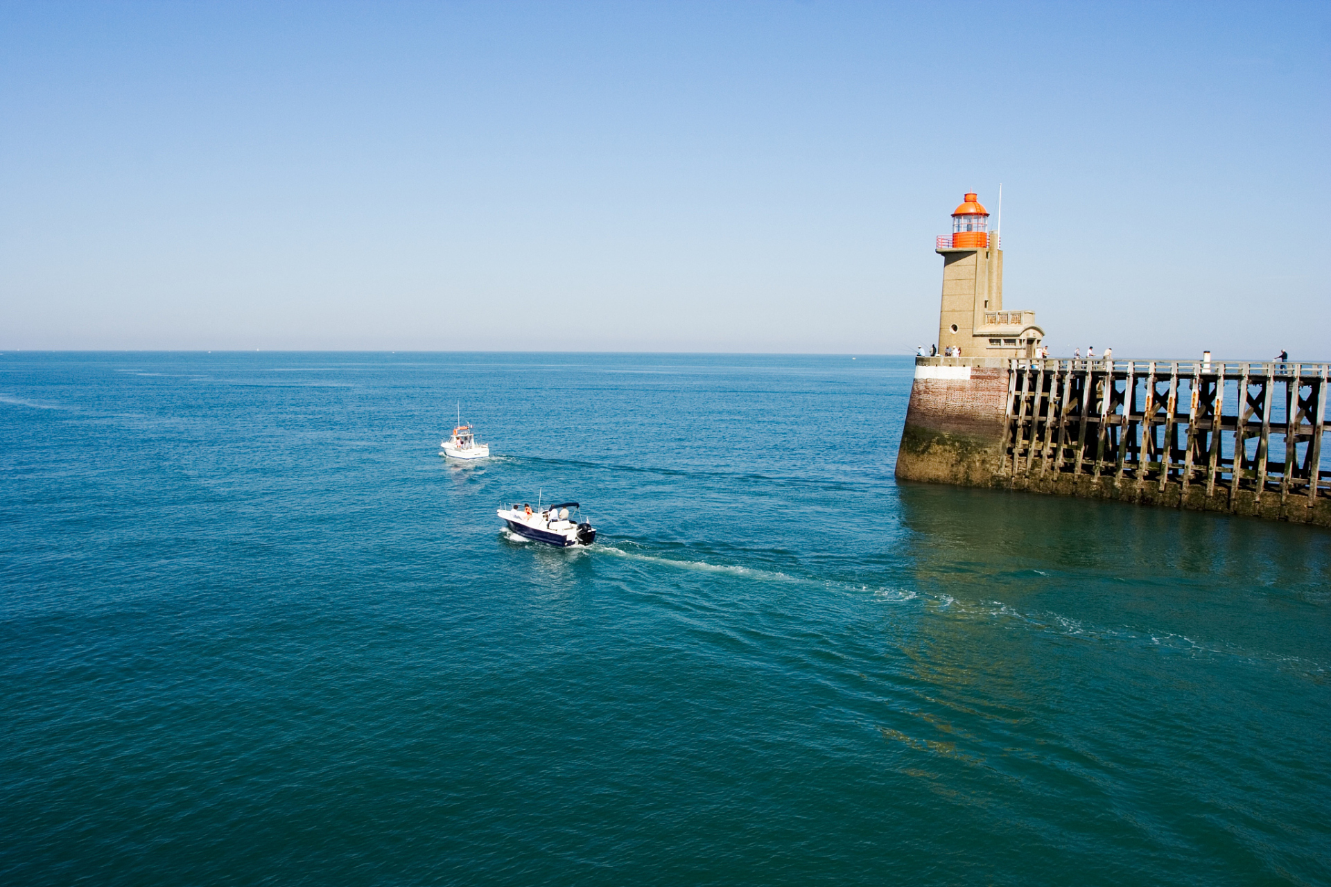 兴凯湖:位于鸡西市,是中国和俄罗斯的界湖,有着美丽的湖光山色和丰富