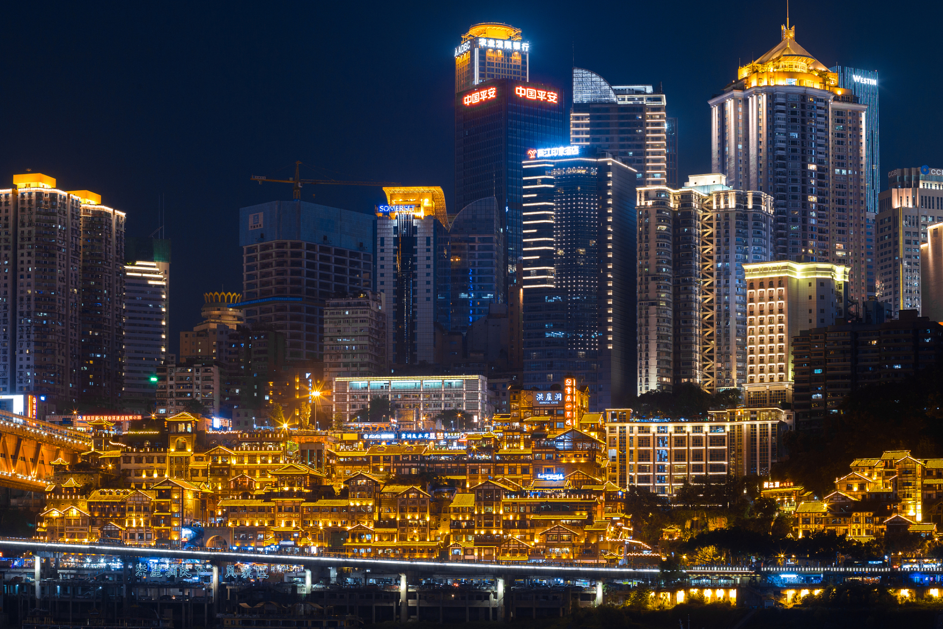 重庆洪崖洞是山城秘境,以巴渝传统建筑特色为主,夜晚灯光璀璨,有悬空