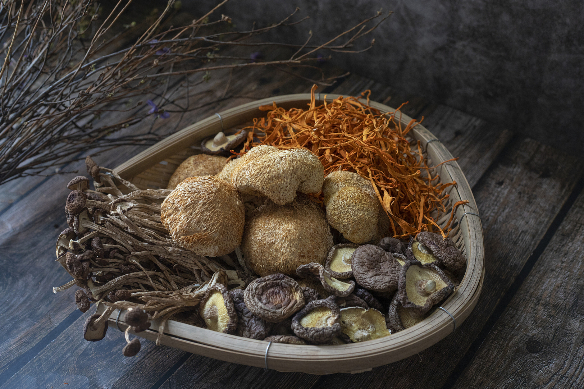 猴菇,又称猴头菇,猴头香菇,猴头菌,是一种珍贵的食用菌类.