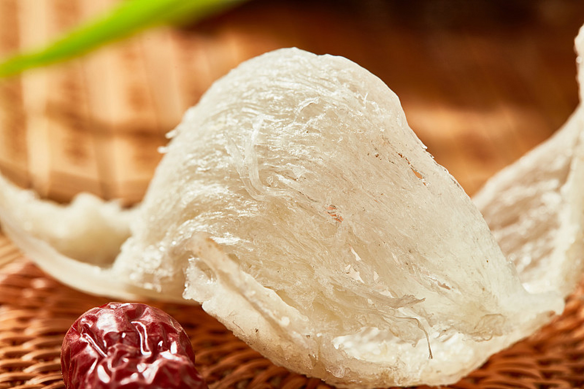 选择好的燕窝应选东南亚地区的泰,印,马产品,注意颜色应自然,质地适中