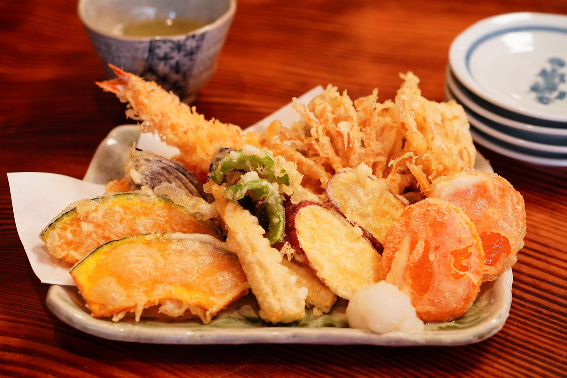 日本天妇罗(tempura)是一道以蔬菜,海鲜或肉类为主料,裹上面糊后诱è
