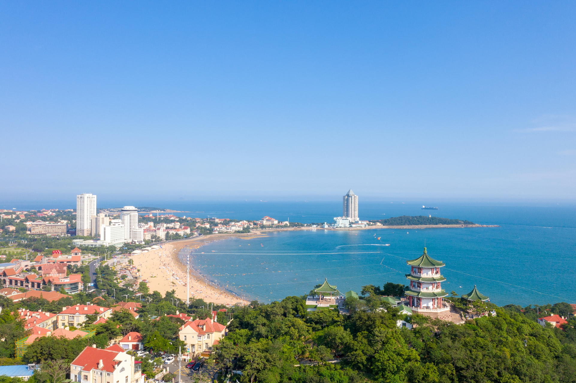 青岛小鱼山景区在夏日的确是一处很适合避暑的地方,景区里郁郁葱葱的