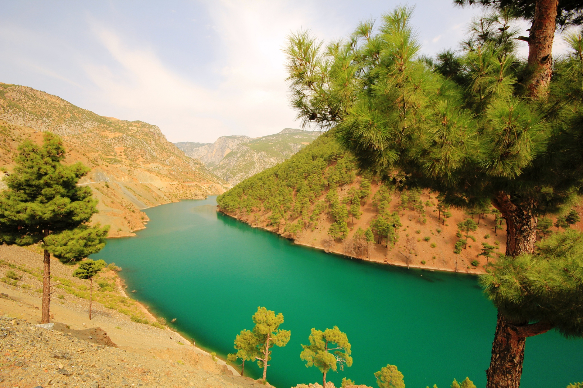 定西海甸峡景点位于甘肃省定西市,是一个以山水风景著名的旅游实刎