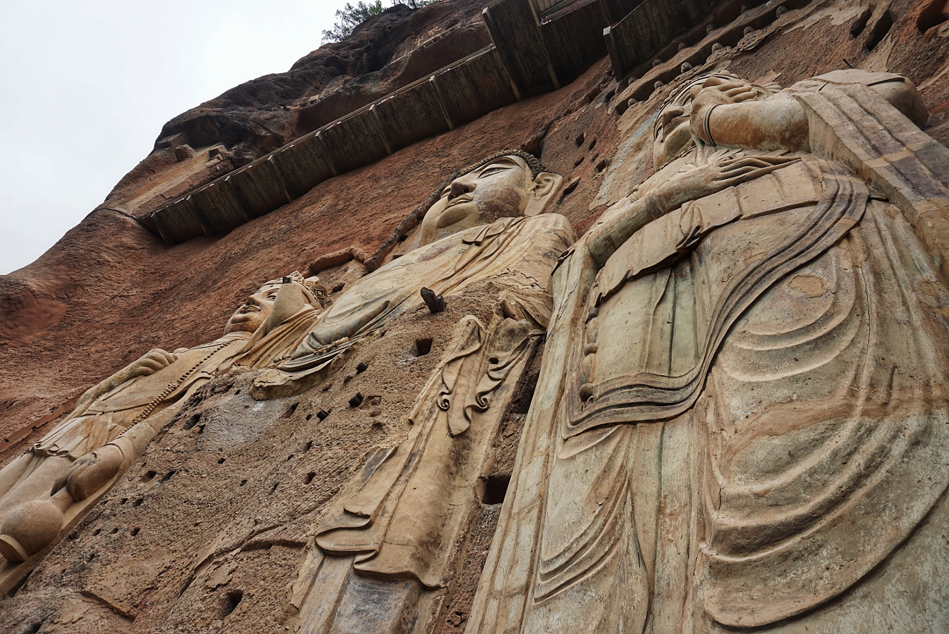 麦积山石窟位于甘肃省天水市,是中国四大石窟之一.