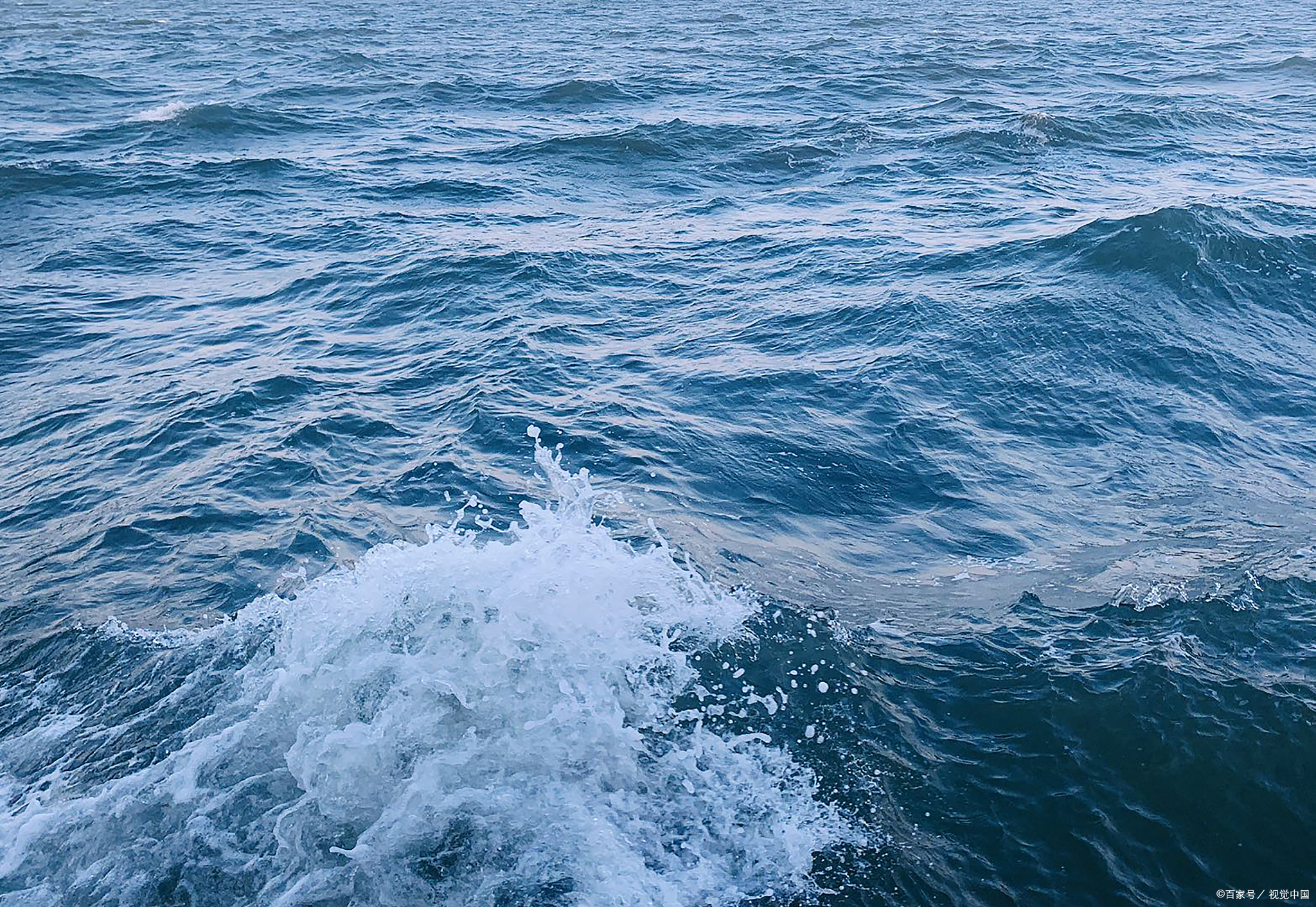 将元素组成下联: 上联:深海可纳千湖水, 下联:高山