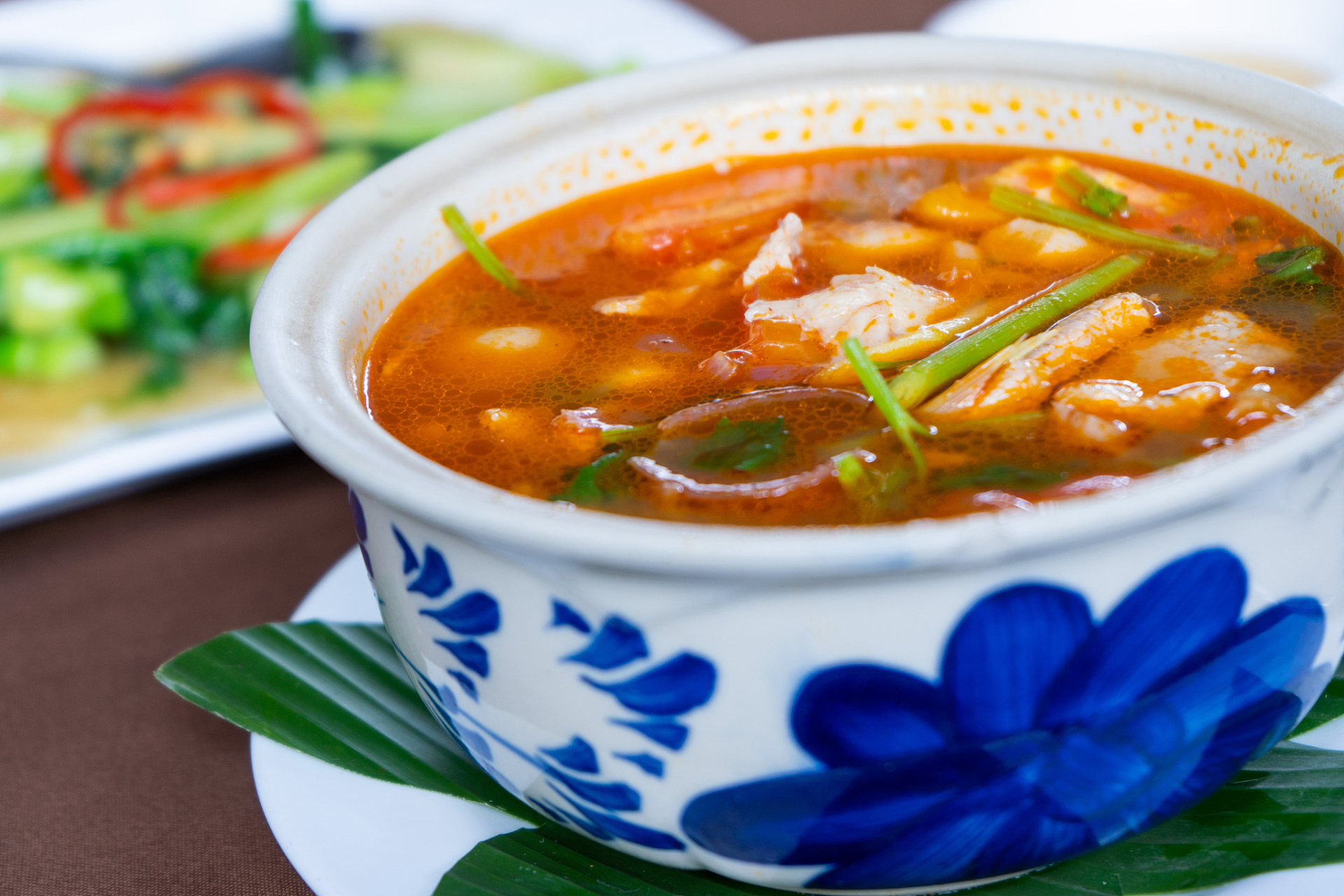 酸辣可口解腻  肉片酸辣汤  材料:猪肉里脊,粉皮1大片,西红柿1/2个