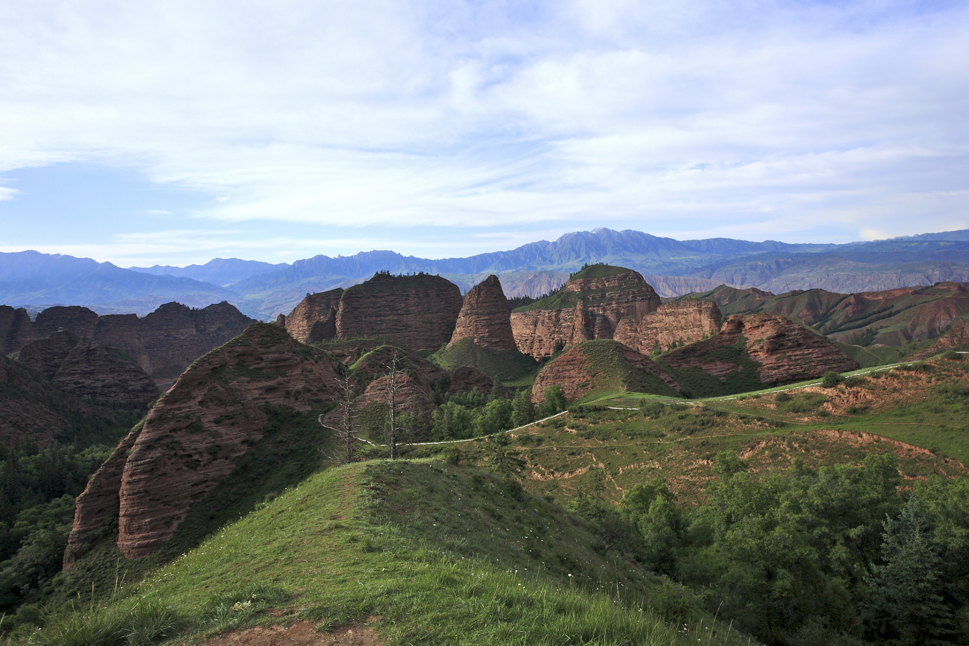 心定西再出发#定西西岩山位于甘肃省定西市附近,是一座集山水风光