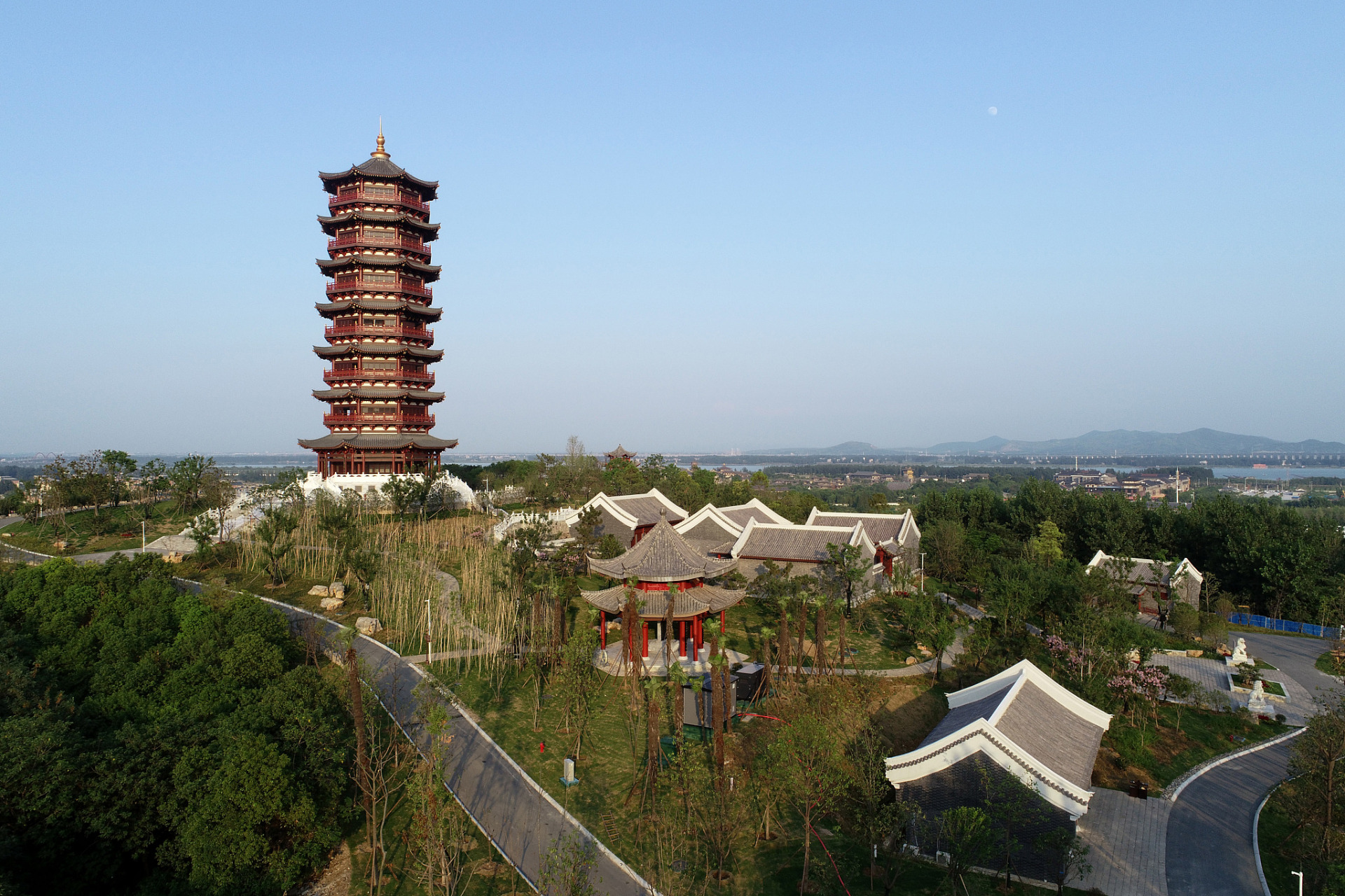 红山公园位于乌鲁木齐市中心,是一个集自然风光,人文景观和民俗风情于