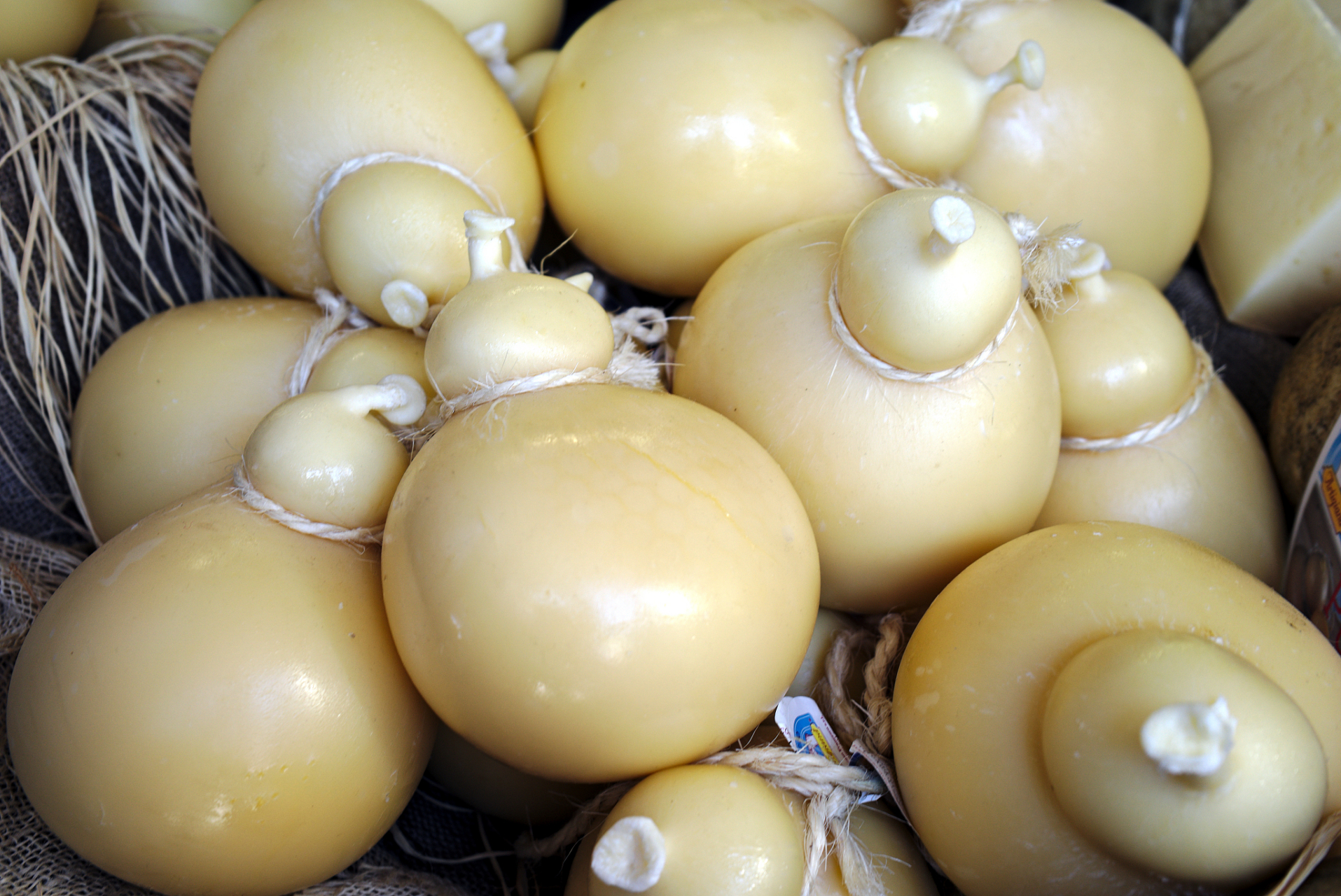 河南,浙江的大蒜蛋:河南,浙江等省农村在端午节这天,家里的主妇起得