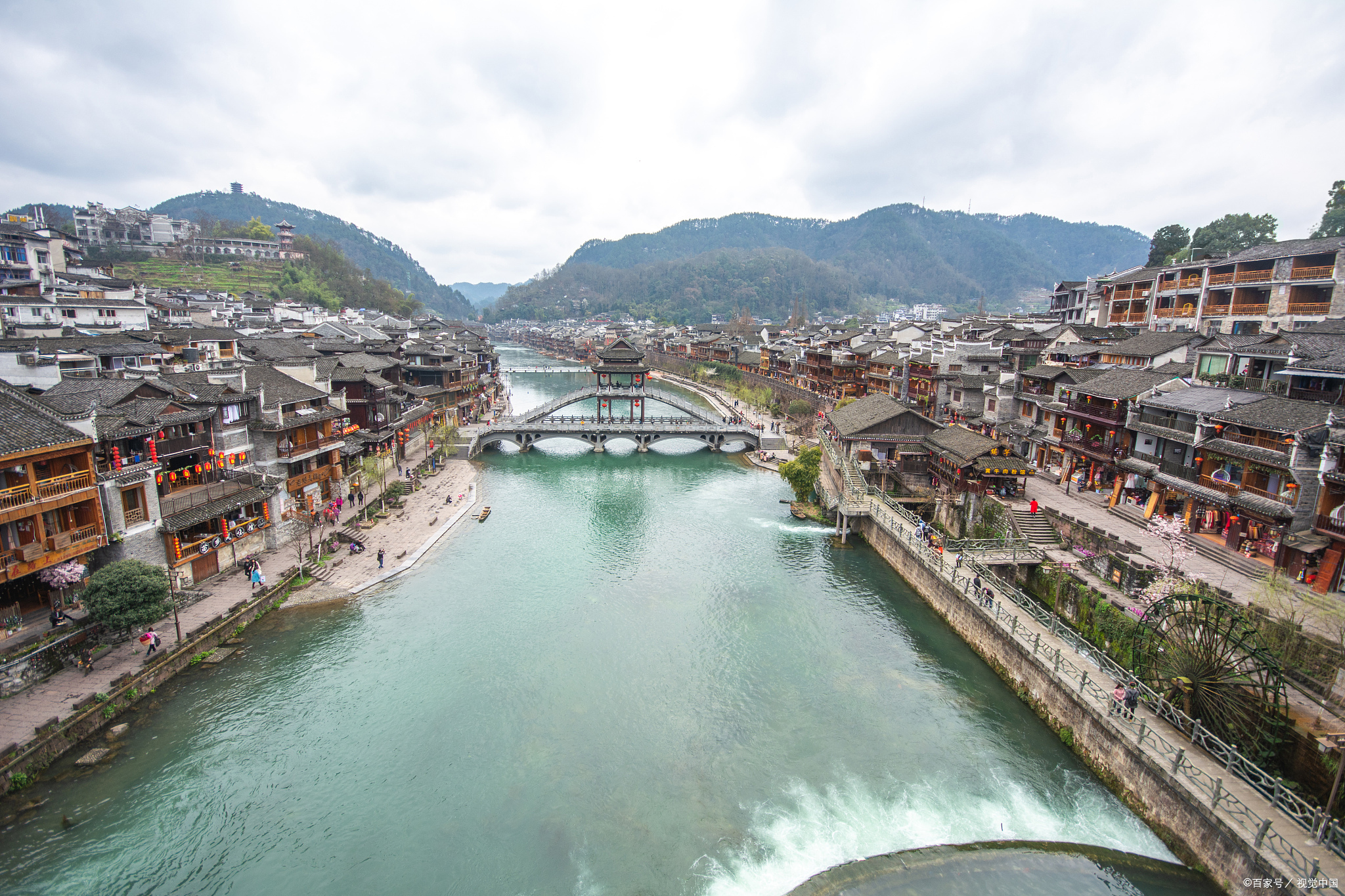 湖南凤凰:湘西苗寨的古城风情  首先,当你踏入凤凰时会被它那悠久历史