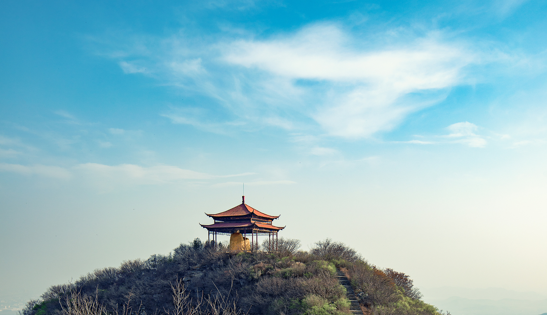 尽管玉皇山的海拔只有200多米,但它却是一座充满自然魅力的小山.