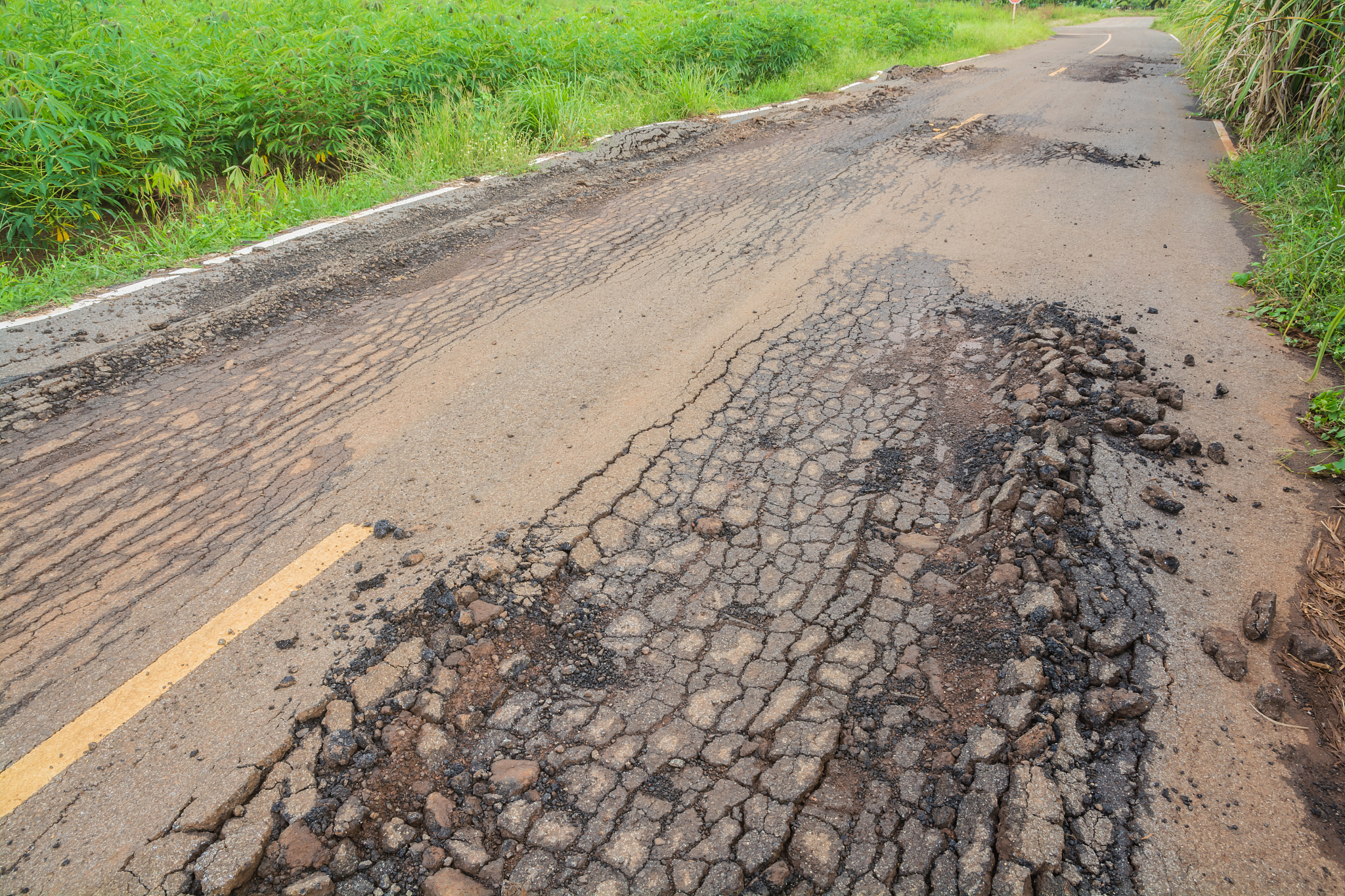 40℃高温下,水泥路面突然拱起60厘米,飞溅的碎石几