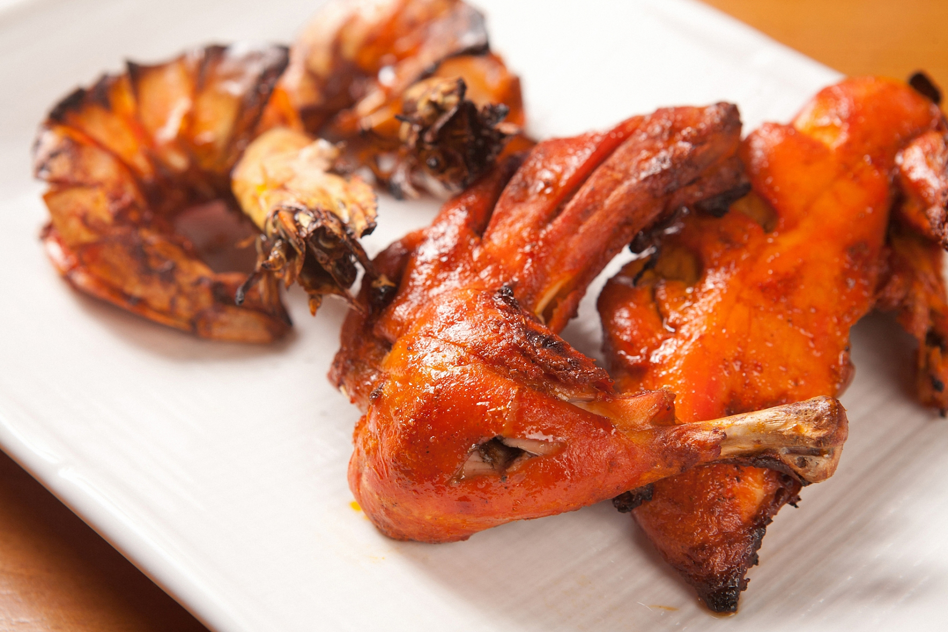 大家好,欢迎来到农村美食课堂,今天给大家分享一个家庭版的蜜汁烧鸡