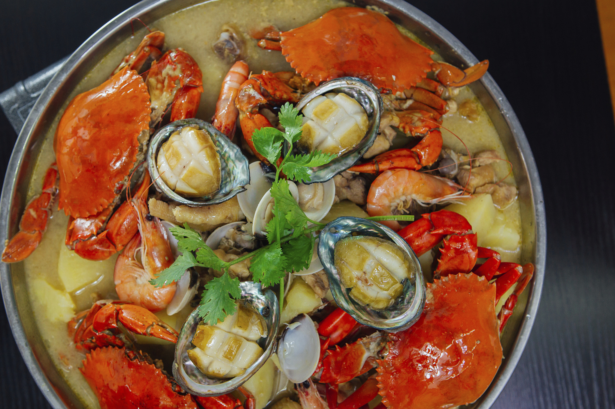 家庭聚会或朋友小聚必备美食之一[原文:海鲜煲的做法,就让我们一.
