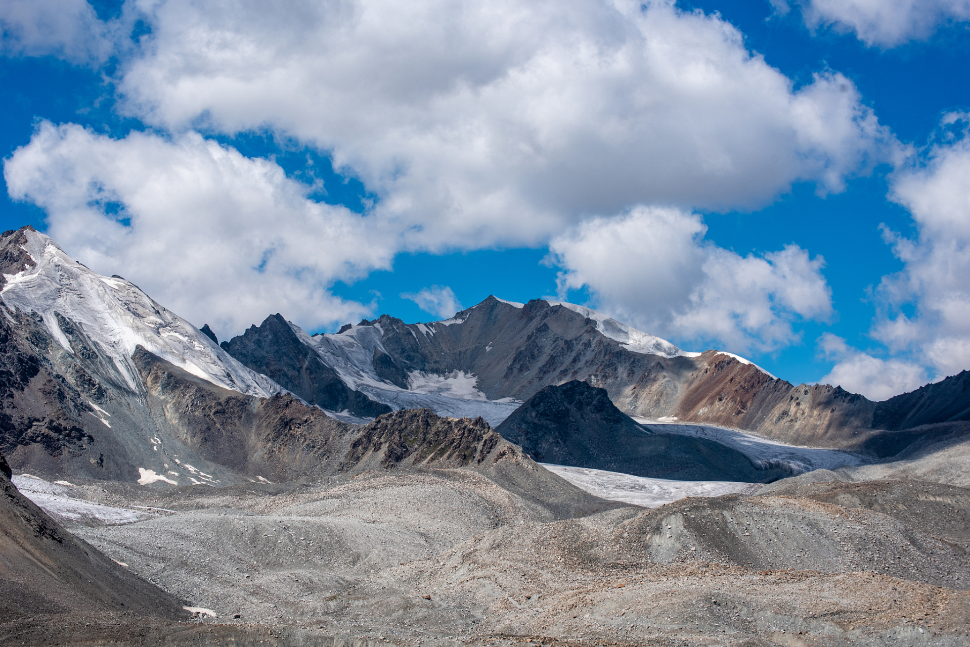 昆仑山是中国的一座著名山脉,位于中国西部,横跨新疆,西藏,青海,甘肃
