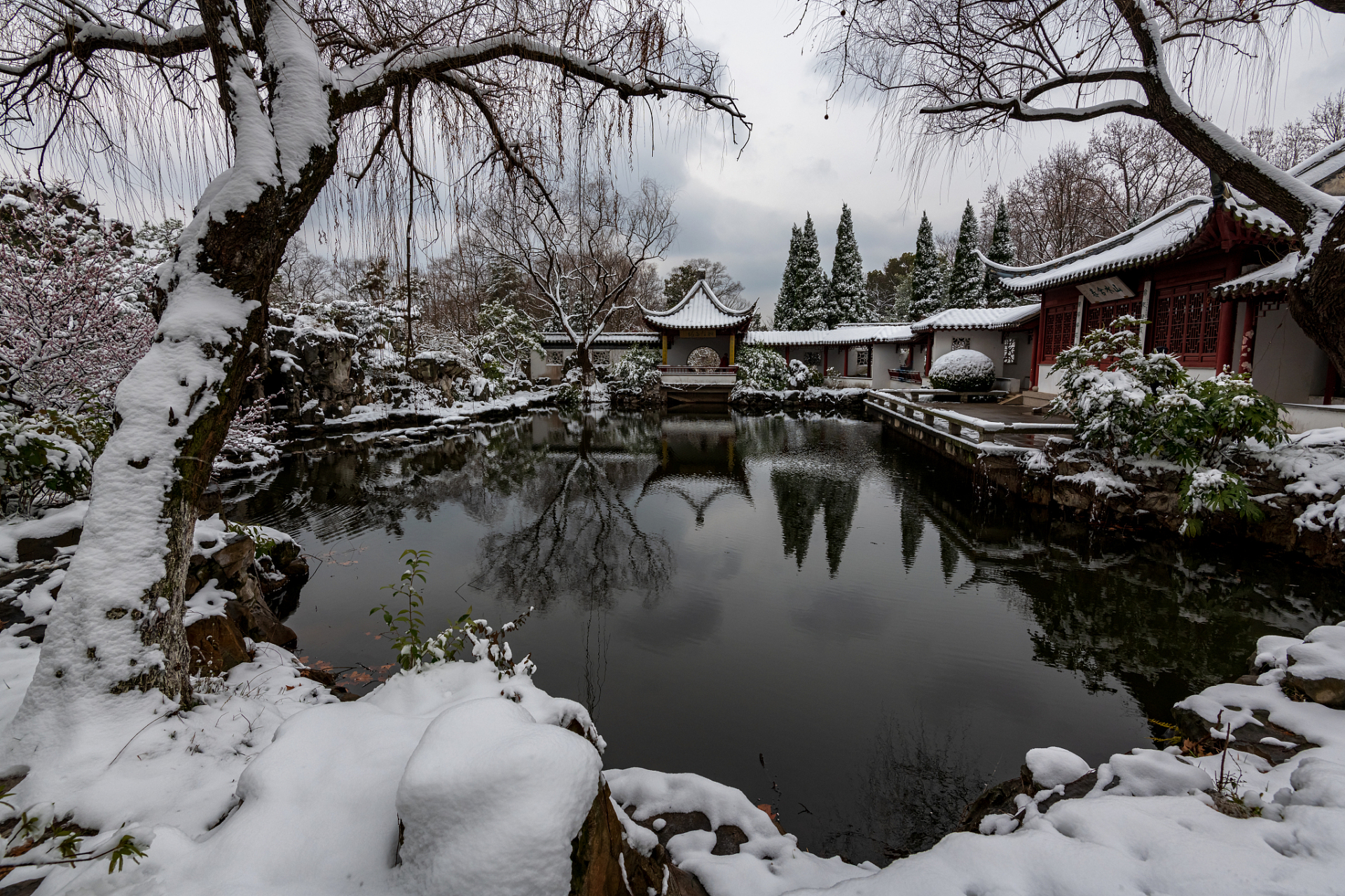 南京的冬日雪景别样美丽,历史建筑更显庄严肃穆,自然景点宁静神秘.