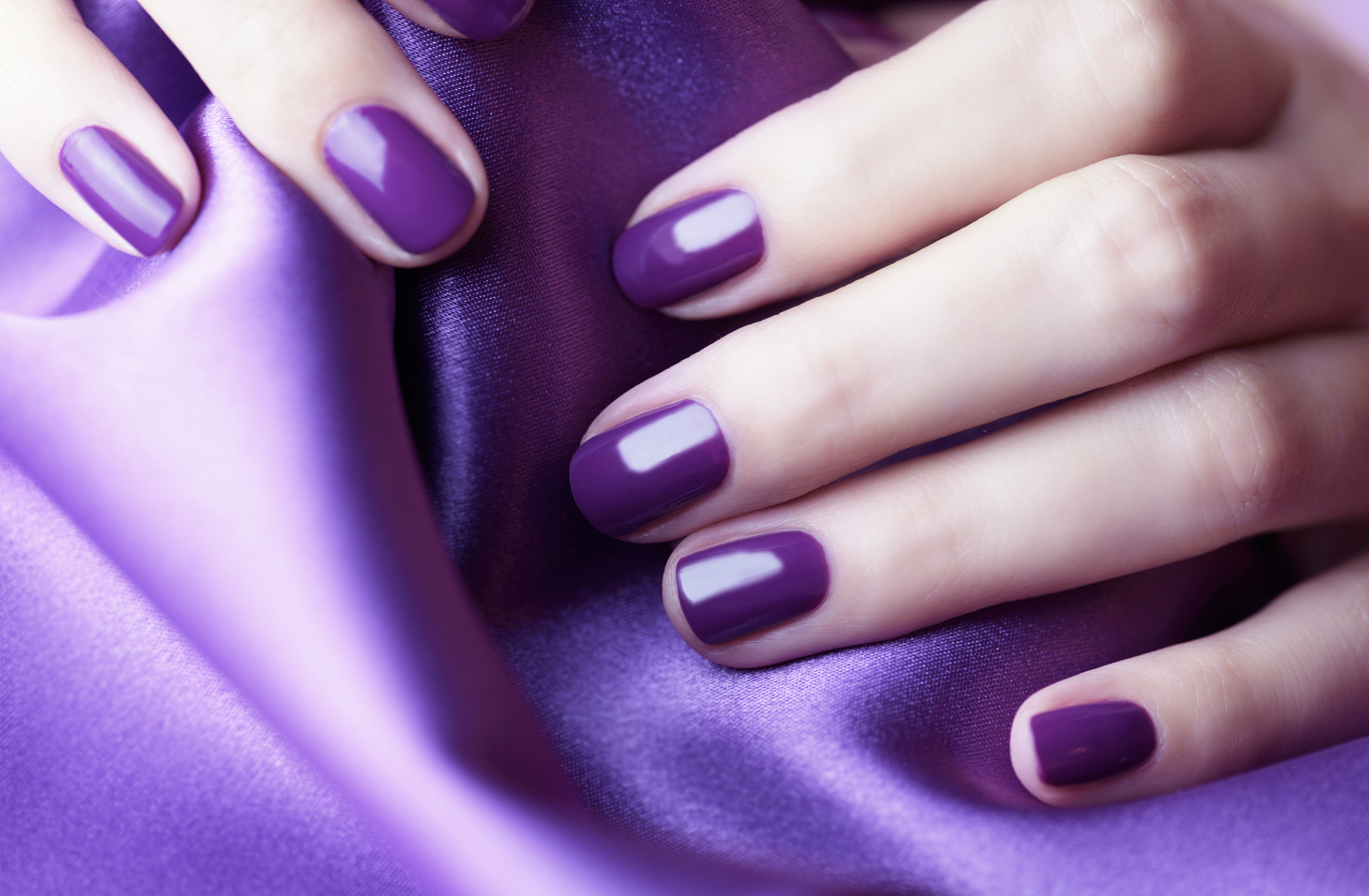 美甲颜色选择多样,粉色温柔甜美,紫色神秘优雅,绿色清新活力,金色高贵