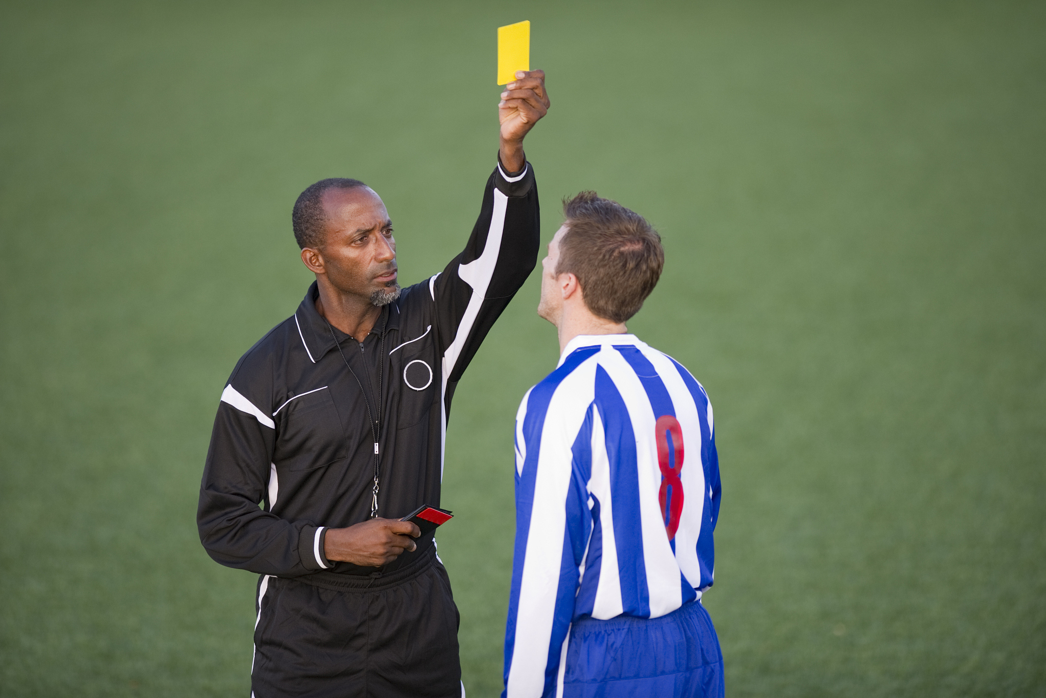 足球场上,黄牌警告,红卡离场!一旦违规多次或行为恶劣将被禁赛