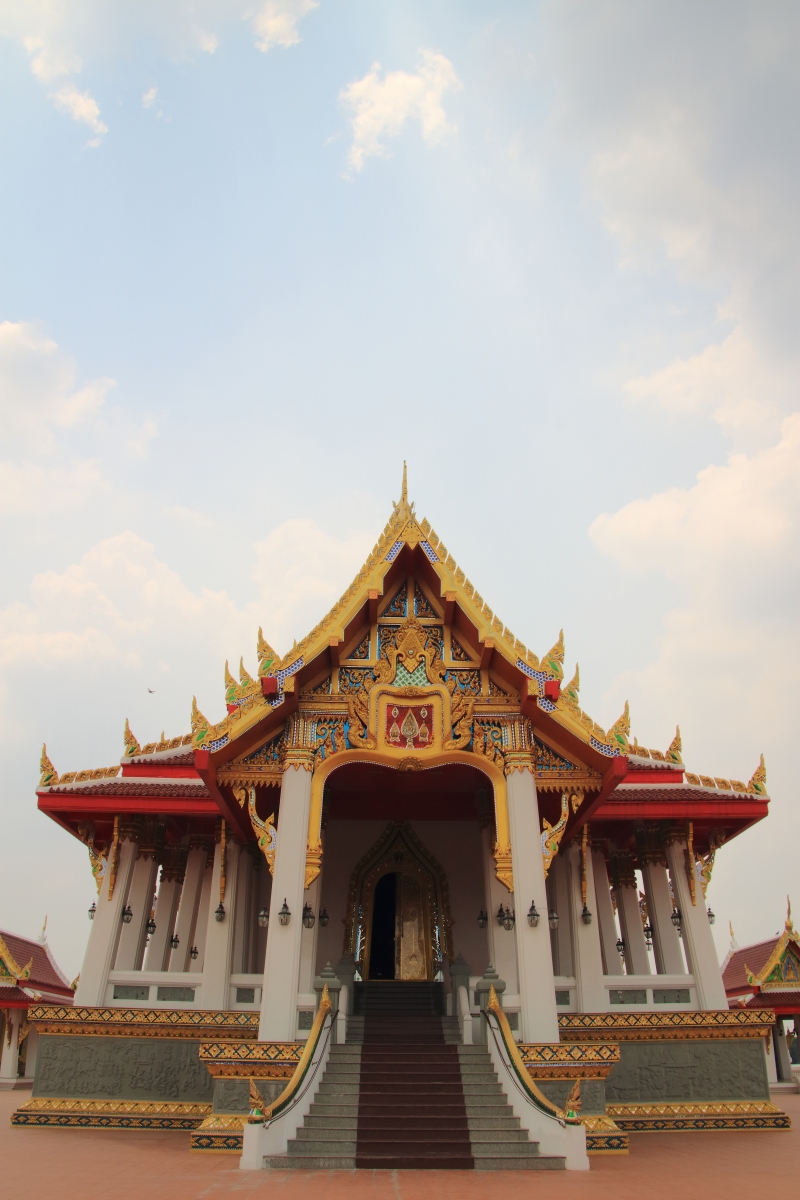 景区介绍 勐泐大佛寺是国家aaaa级景区,位于景洪市城郊,是在古代傣