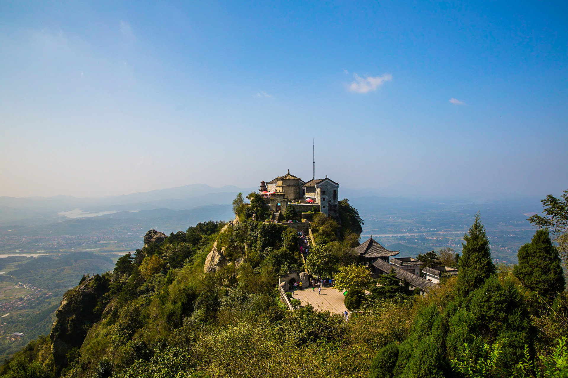 鹤伴山,位于山东省邹平市,被誉为"泰山副岳",是一座以森林生态为主题