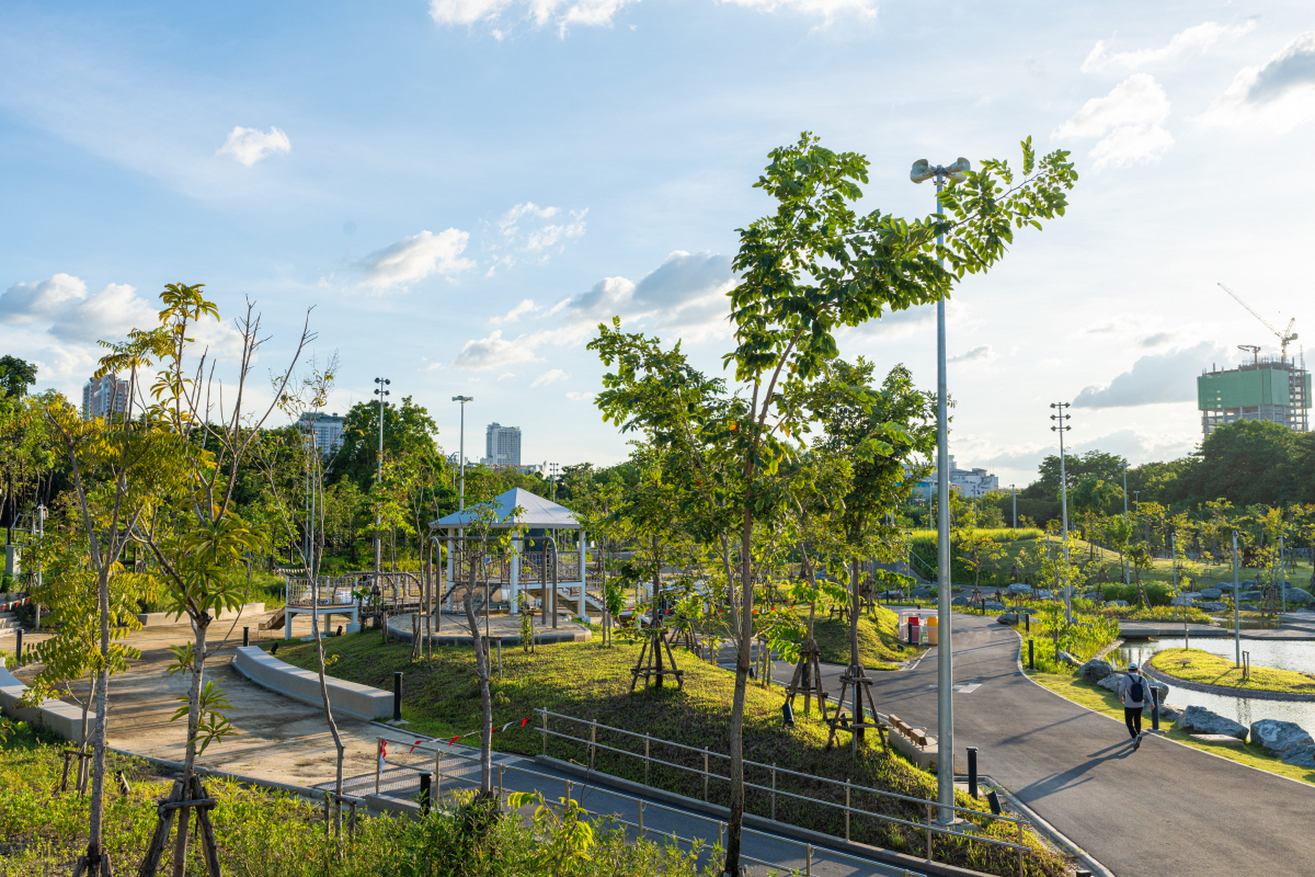广东深圳中心公园,位于深圳市中心,是一个集休闲,娱乐,健身于一体的