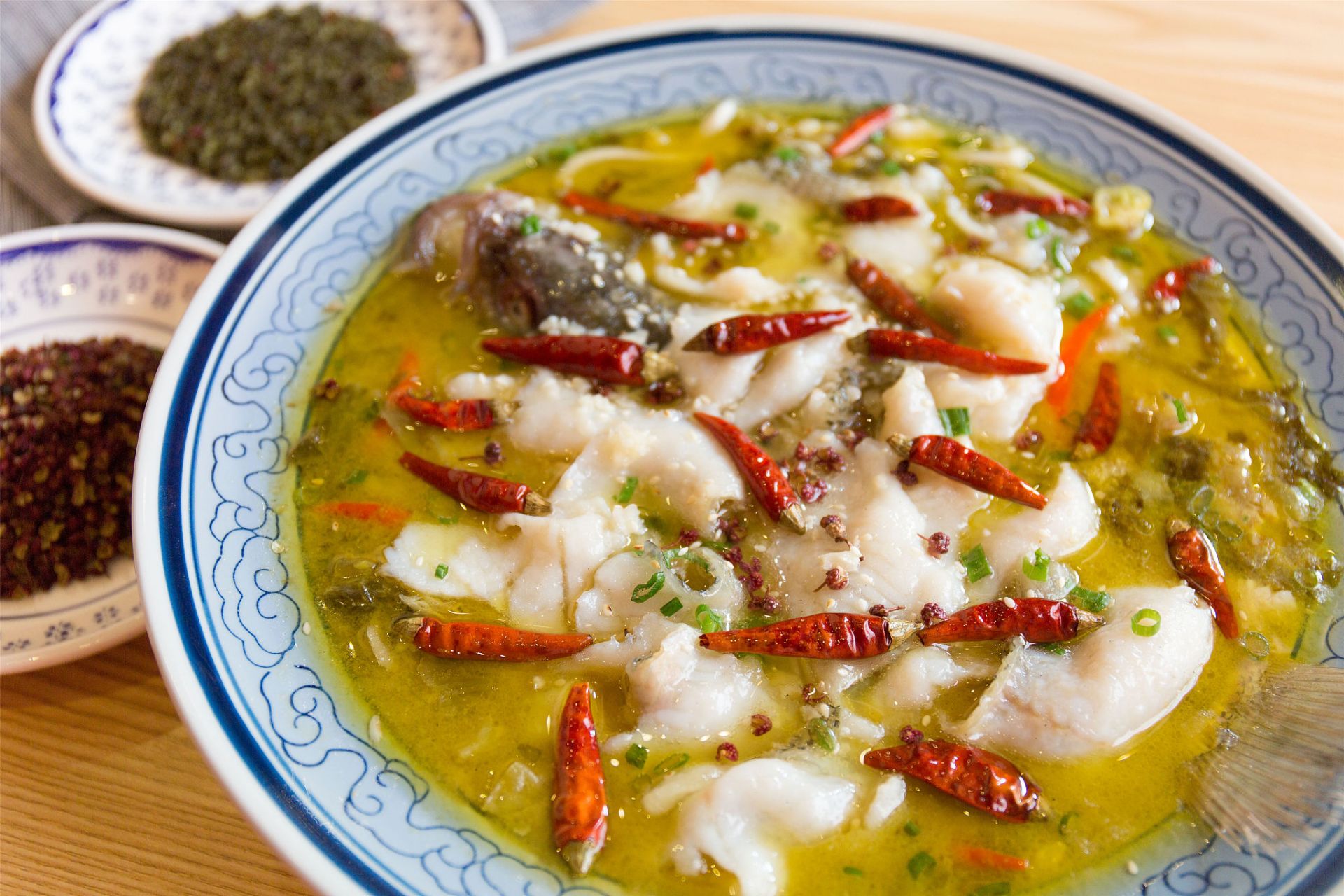 香辣诱人的酸菜鱼,让你在家也能享受餐厅级美味!