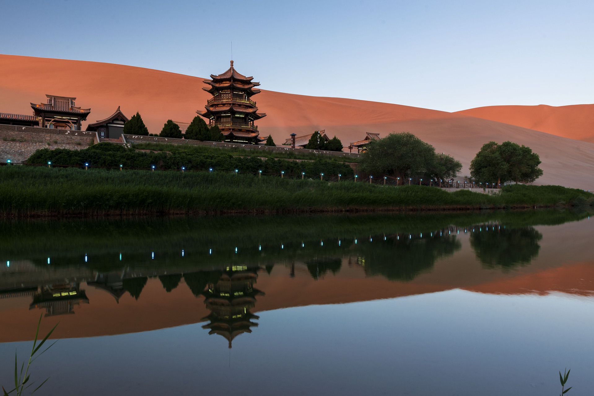 甘肃敦煌市各大景区迎来旅游高峰,如何应对大客流成为各景区需要思考