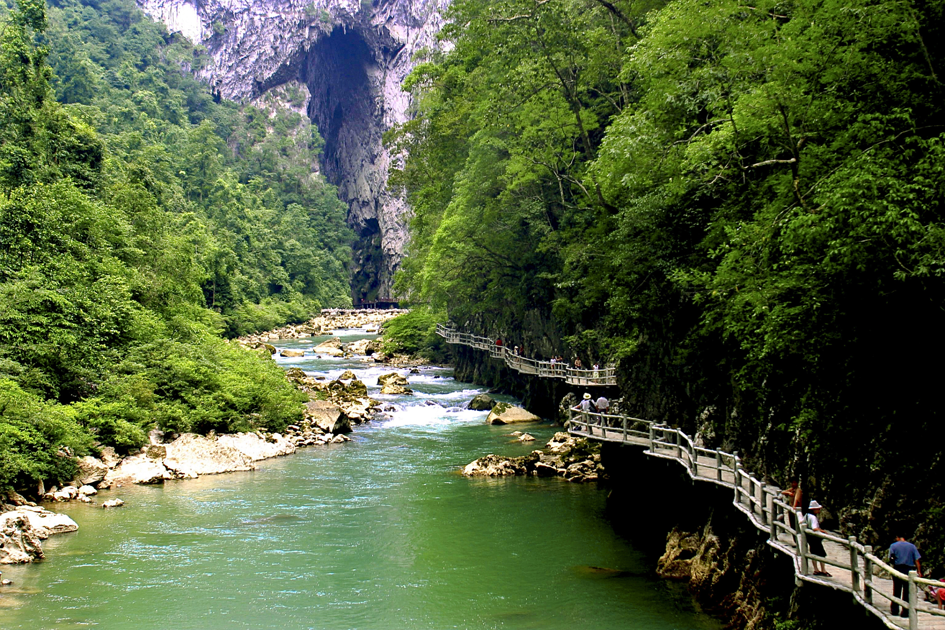 南江大峡谷地处贵州高原中部的开阳县,距省会贵阳五十四公里.