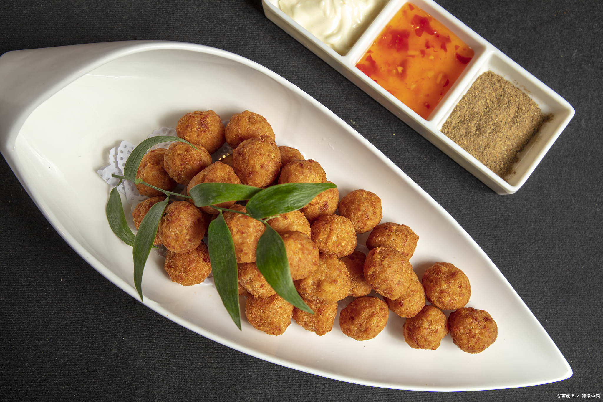 炸过东西的油,还可以再次使用的,它还可以炒菜用啊,难不成倒掉吗?