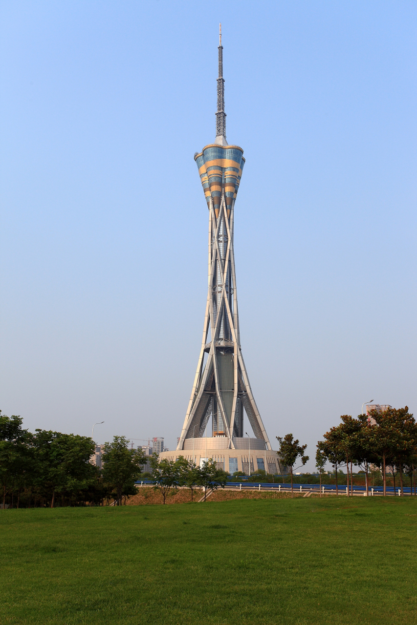 郑州中原福塔是一个标志性的建筑,位于河南省郑州市管城回族区,高度