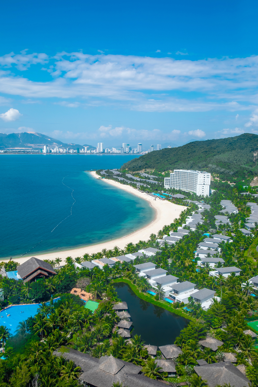 双月湾地处于惠东县港口滨海旅游度假区,地处惠东县稔平半岛的南端