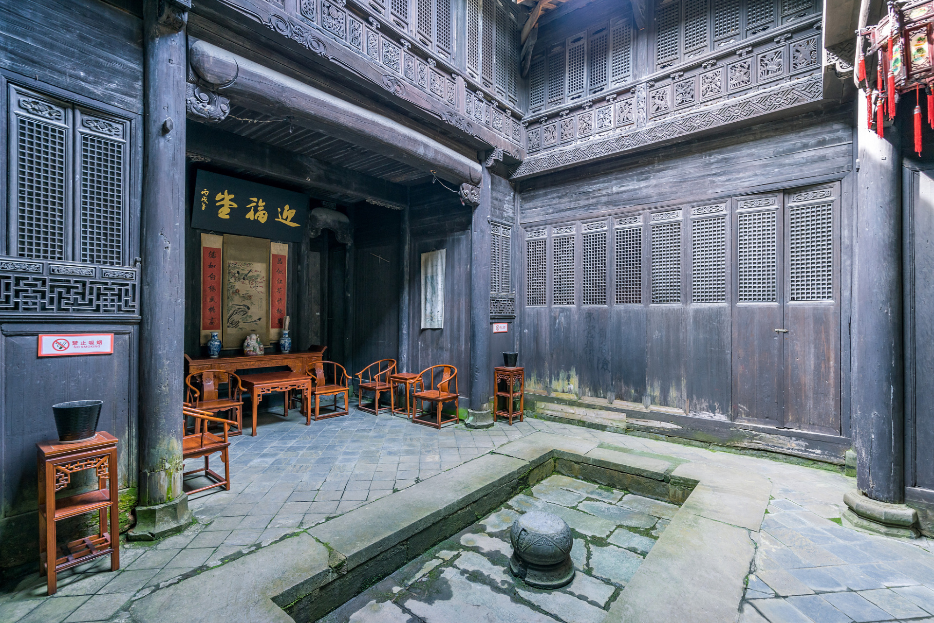 这座古居建筑坐北朝南,呈现出优美的"青砖小瓦马头墙,回廊挂落花格窗"