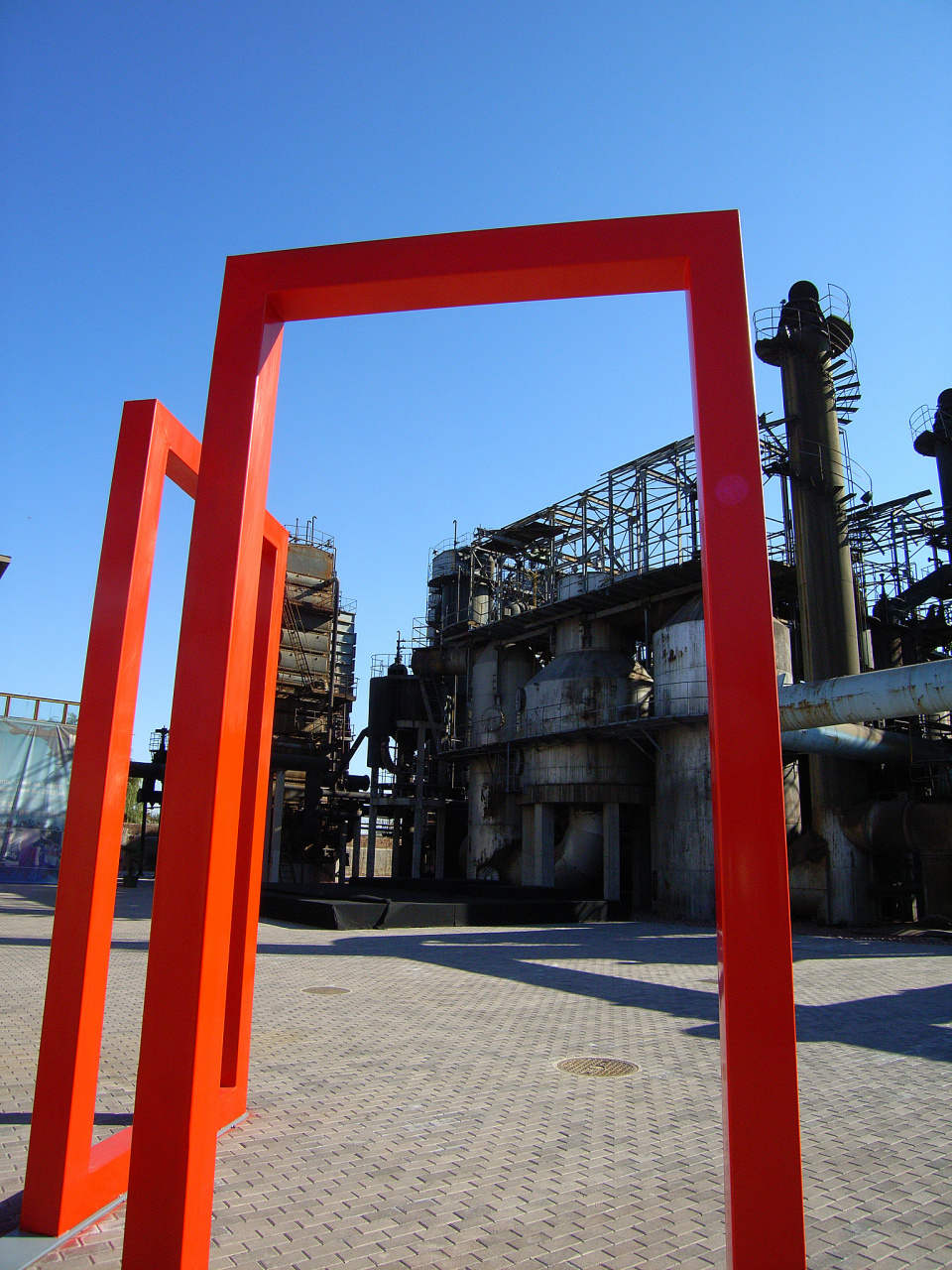 漫步在北京798艺术区,仿佛进入了一个充满现代艺术气息的梦境.