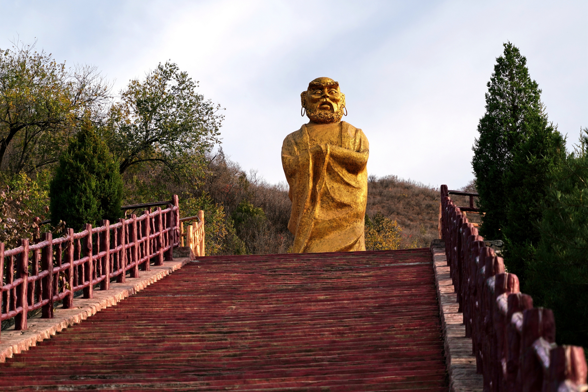 白佛山,又称危山或金螺山,俗称"白虎山",位于海拔370米,虽然不是山峰