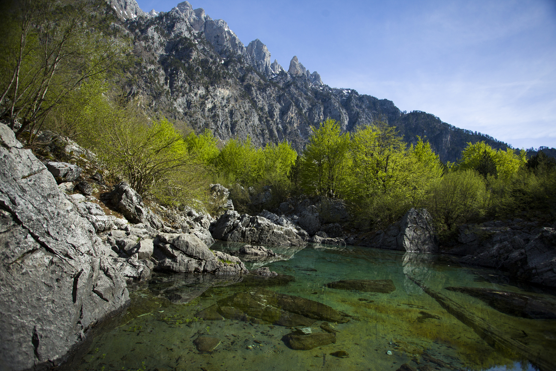 位于岷山山脉与邛崃山脉交汇处的黑水县麦扎乡境内,海拔2400米-4100米