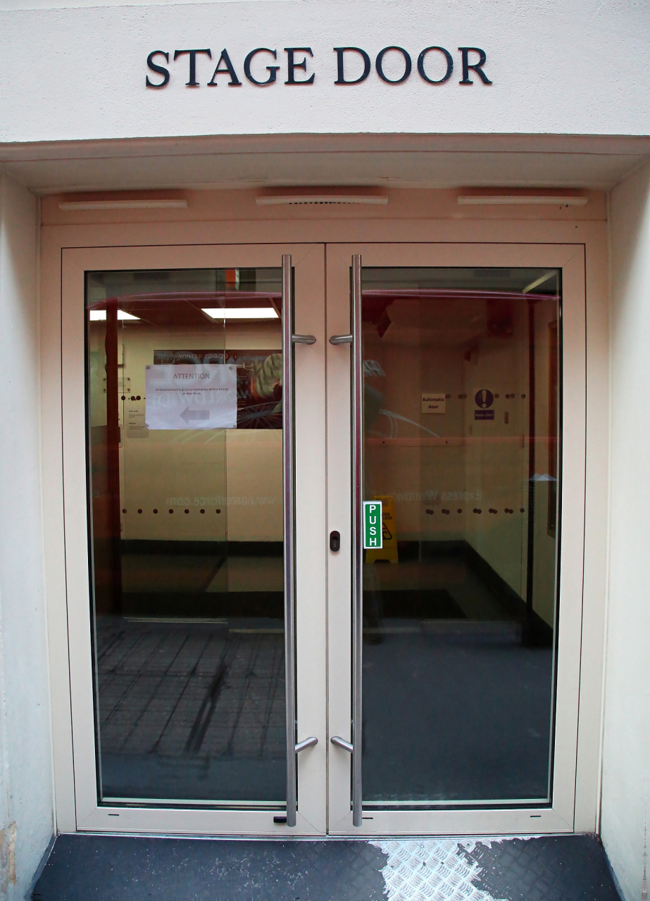 90 首先登场的是豪华车界的翘楚——特斯拉model x!