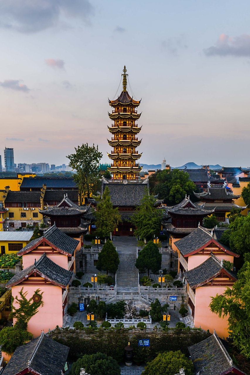 南京太好玩了# 南京古鸡鸣寺作为一座历史悠久的寺庙,有着许多值妹