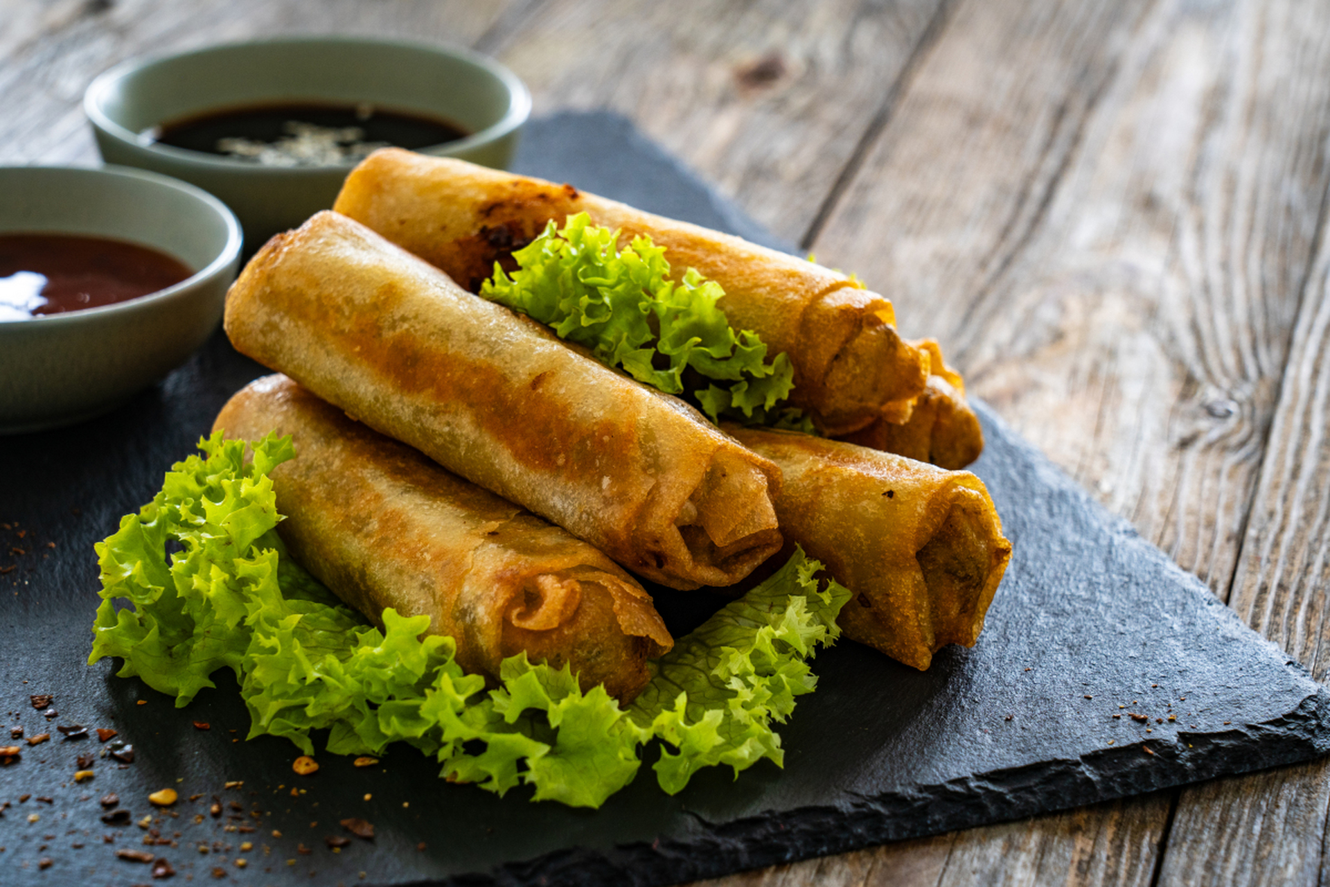 推荐【春卷】 春卷是用烙熟的圆形薄面皮卷裹馅心,成长条形,然后下油